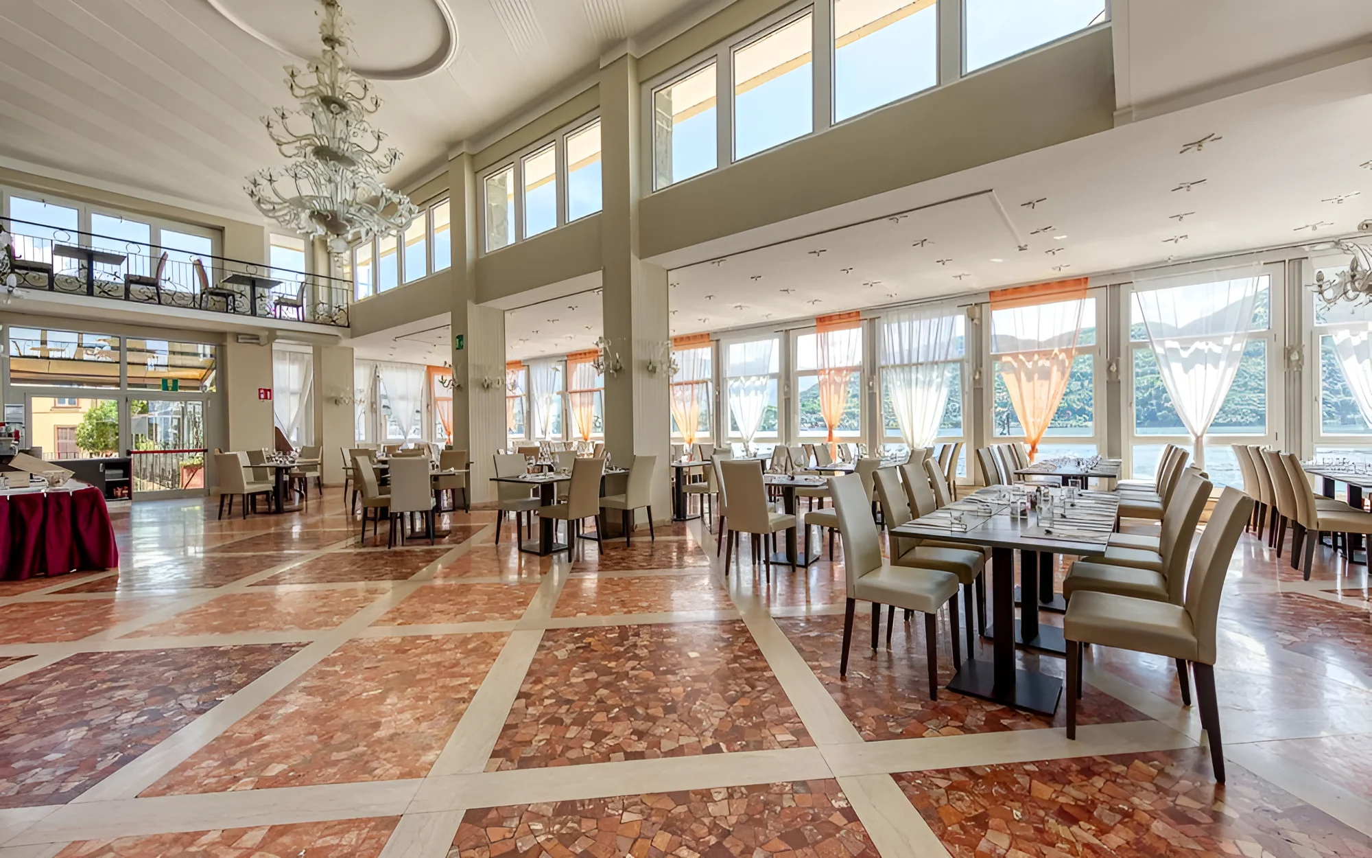 Lago di Como: hotel přímo na břehu jezera, polopenze i venkovní bazén