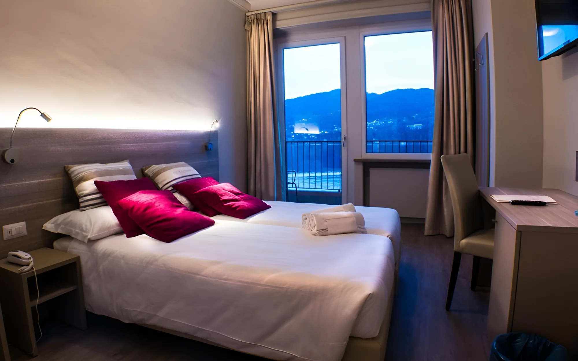 Lago di Como: hotel přímo na břehu jezera, polopenze i venkovní bazén