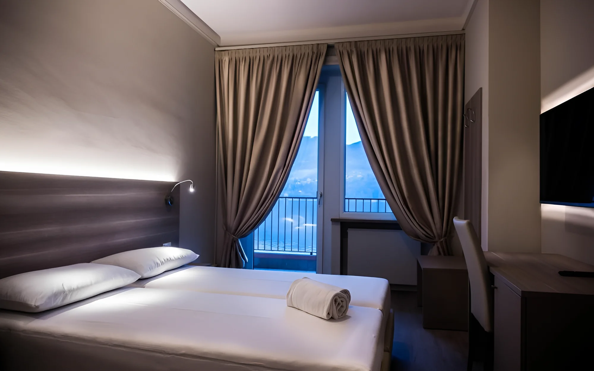 Lago di Como: hotel přímo na břehu jezera, polopenze i venkovní bazén