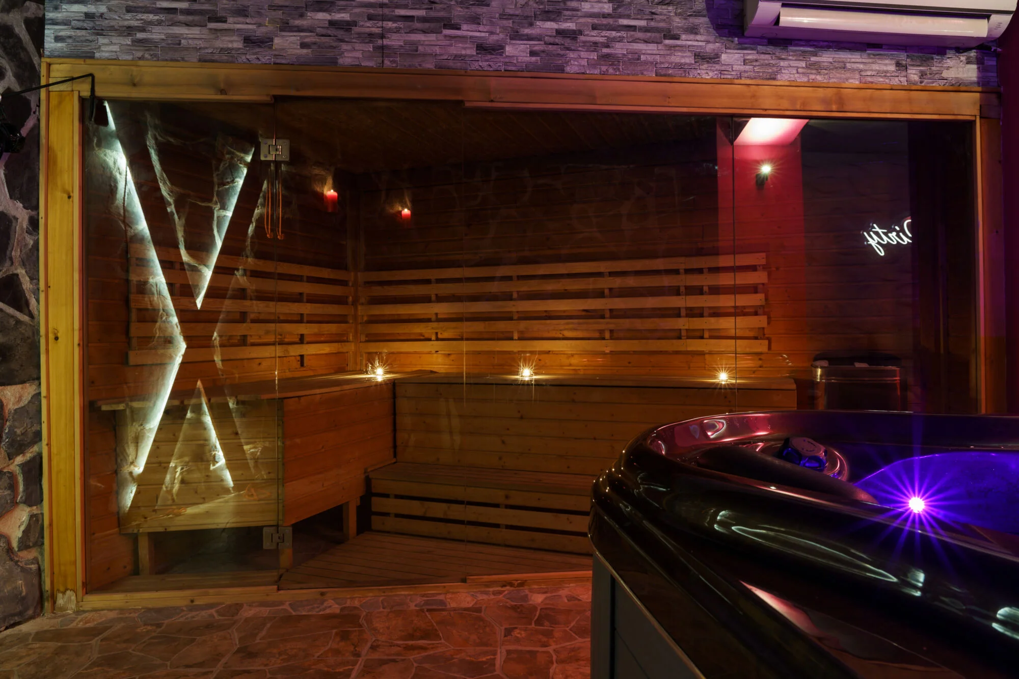 Romantika v privátním wellness: krb, sauna a vířivka na 2 hod. nebo celou noc