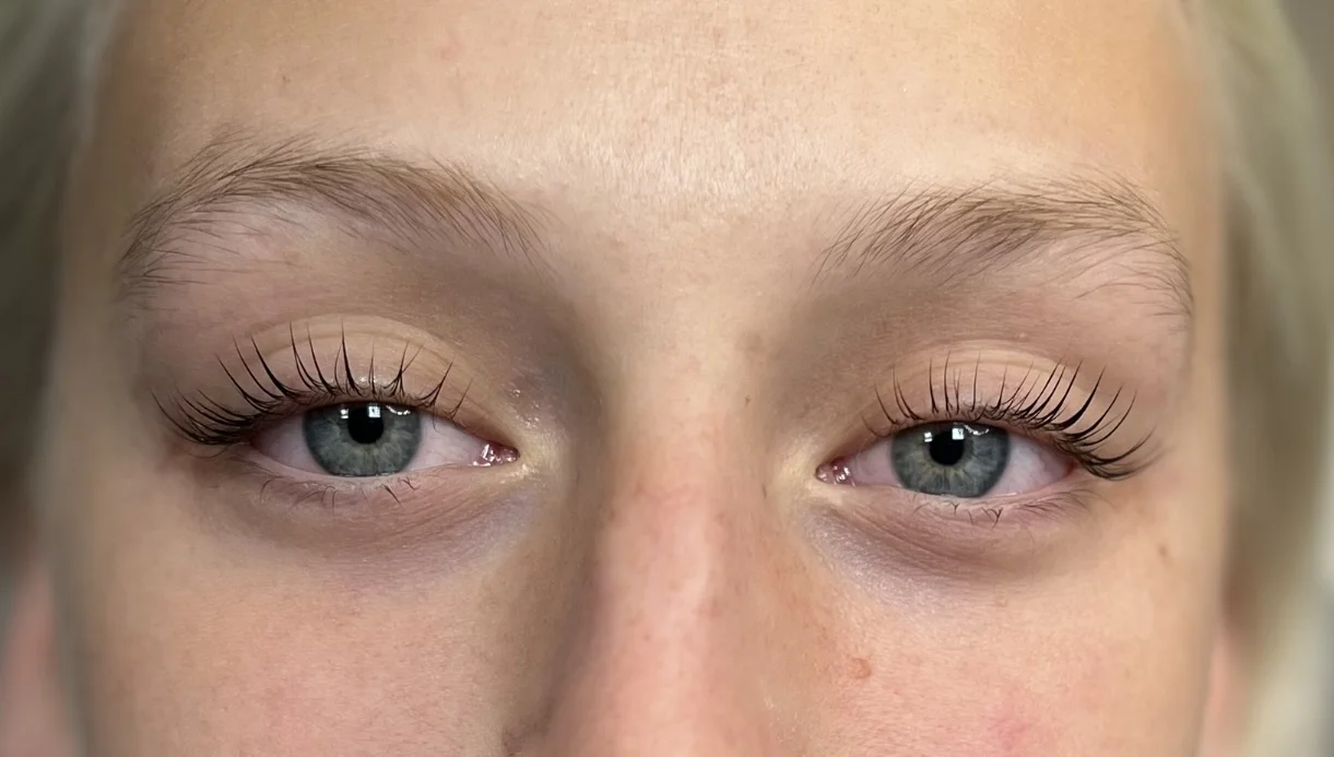 Uhrančivý pohled: barvení obočí i vč. laminace či lash lifting řas