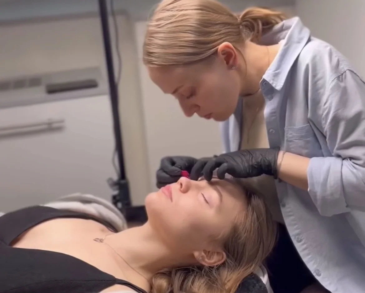 Uhrančivý pohled: barvení obočí i vč. laminace či lash lifting řas