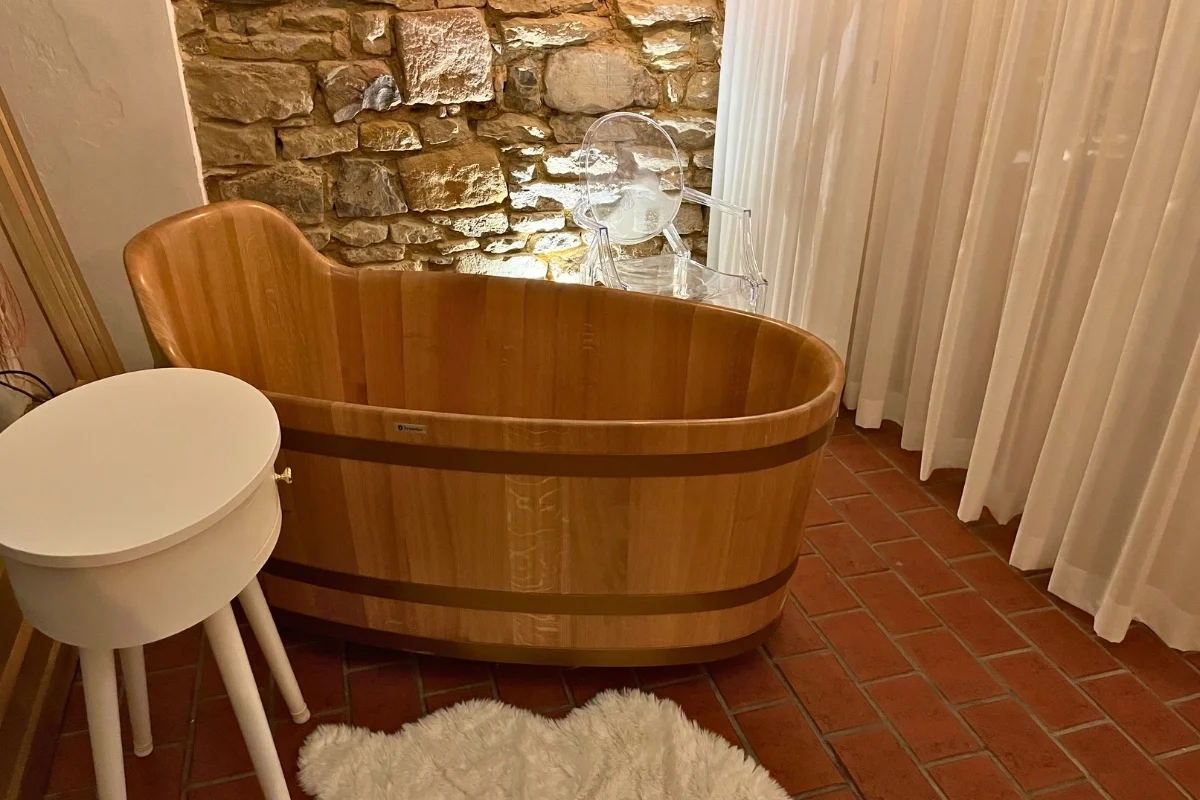 Bylinná koupel, sauna, wellness i čtyřchodová večeře s vínem pro 2 osoby