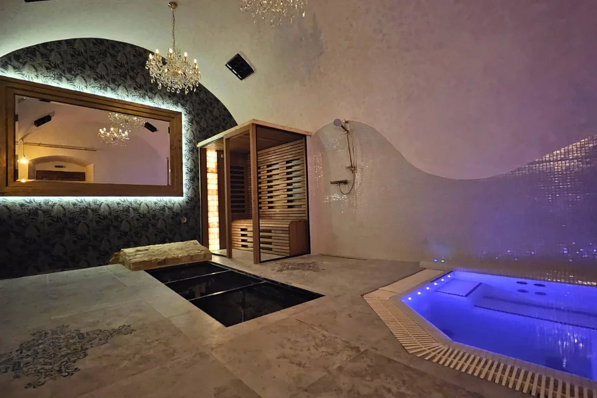 Bylinná koupel, sauna, wellness i čtyřchodová večeře s vínem pro 2 osoby