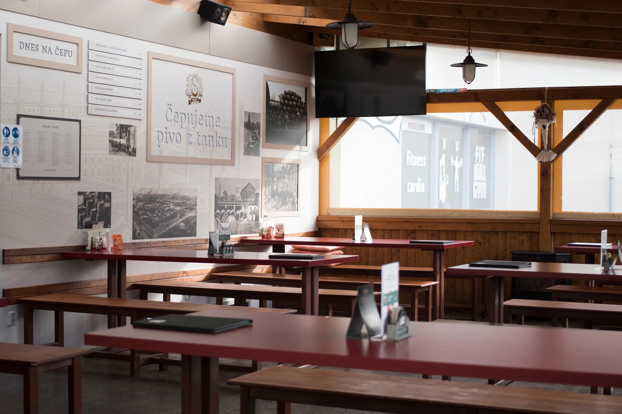 Vepřová žebra či koleno nebo hovězí tatarák pro dvě osoby