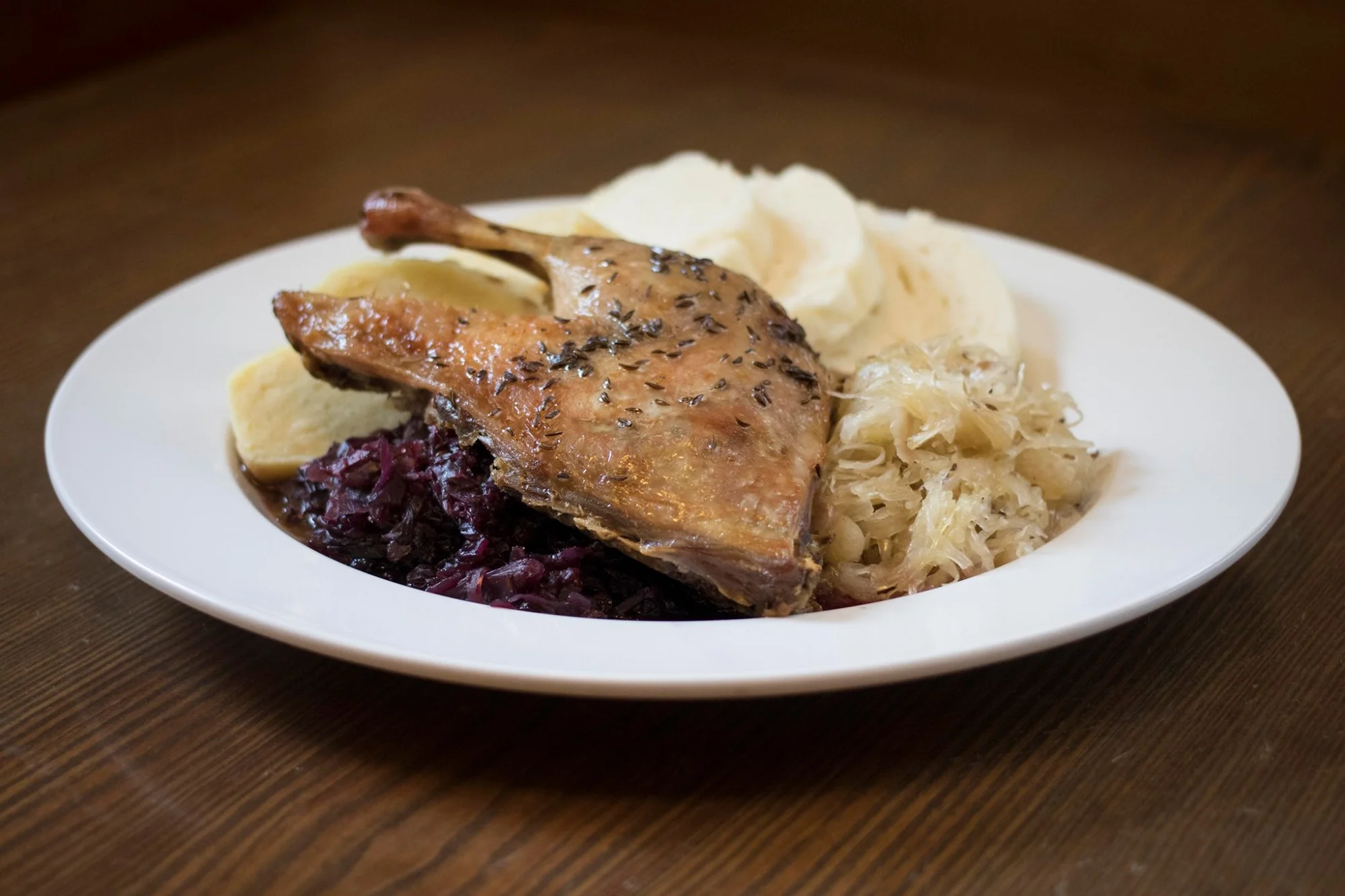 Pečená kachna pro dva se zelím, variací knedlíků i dezertem