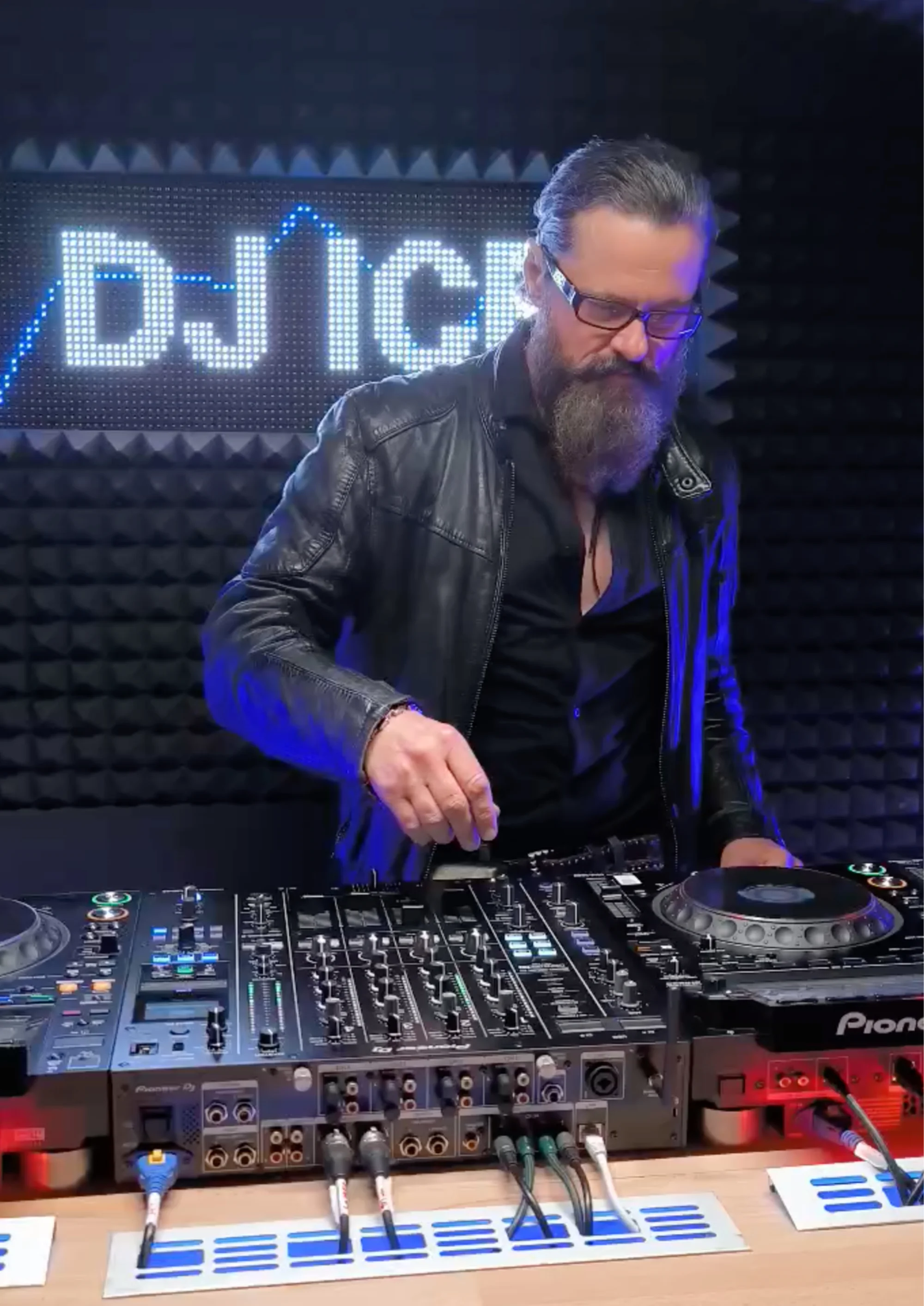 Interaktivní DJ kurzy pro začátečníky: až 2,5 hod. zábavy pro 1 či 2 osoby