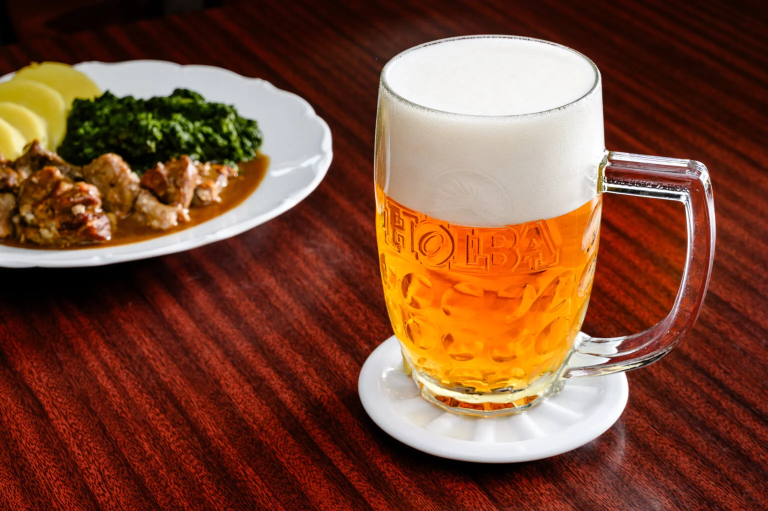 Nálož pro milovníky masa: vepřové i kuřecí řízečky, přílohy a pivo Holba pro 2 i 4 osoby