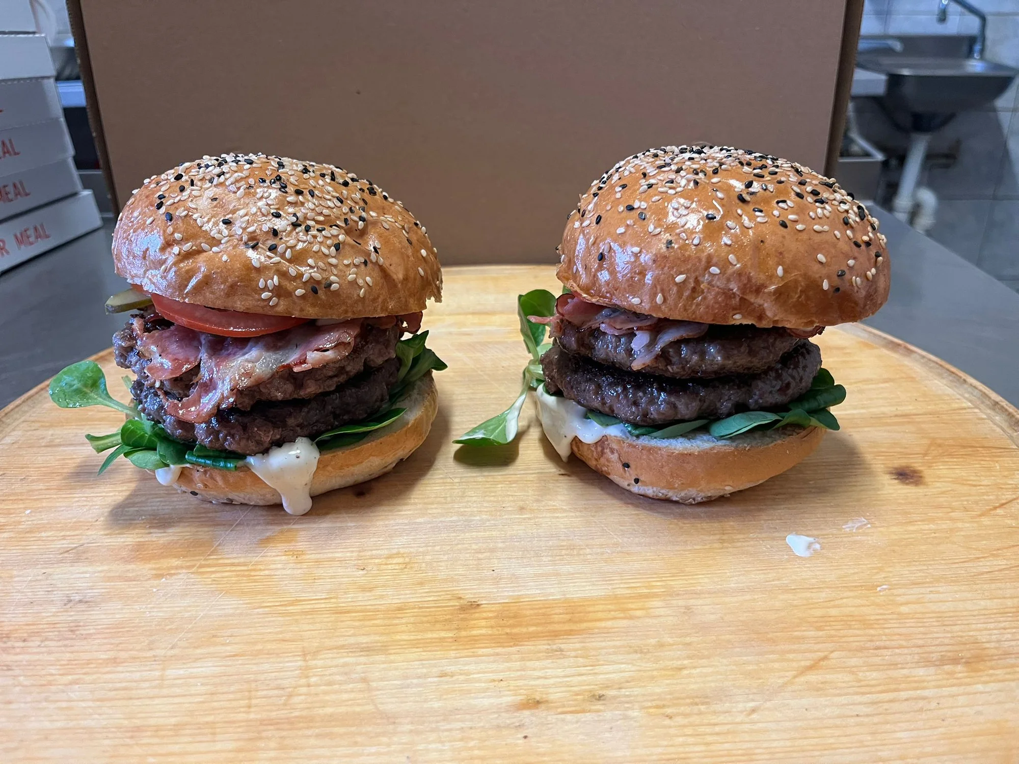 Otevřené vouchery do bistra s pizzou, burgery i denním menu a rozvoz po Opavě zdarma