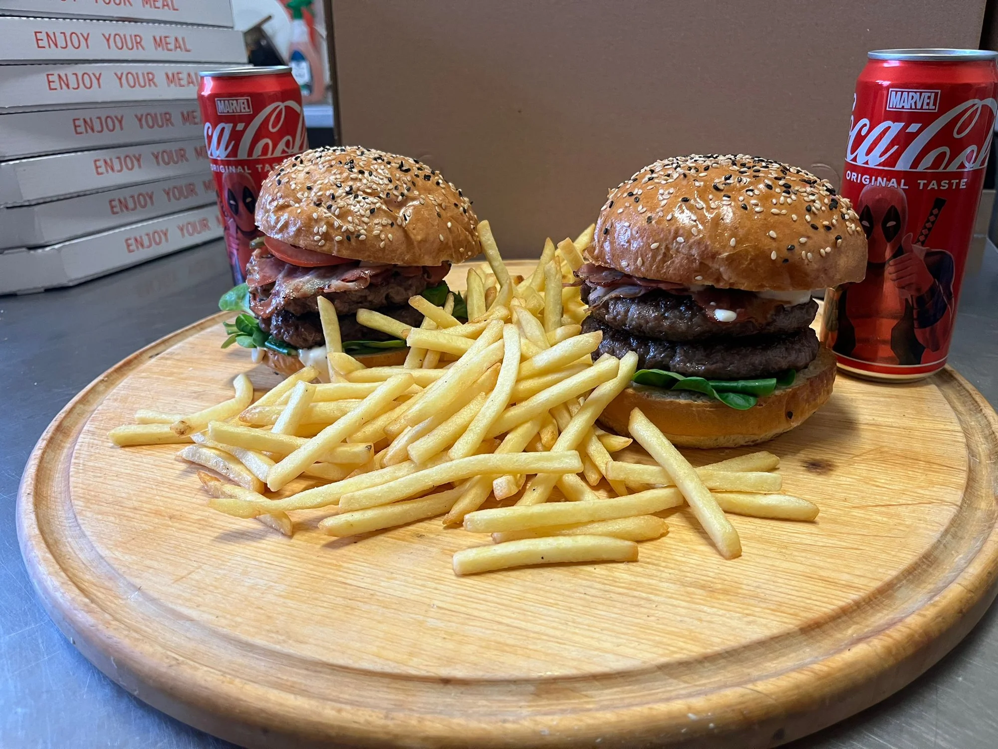 Klasické i dvojité burgery: 6 druhů na výběr, menu s hranolky a nápojem a rozvoz po Opavě zdarma
