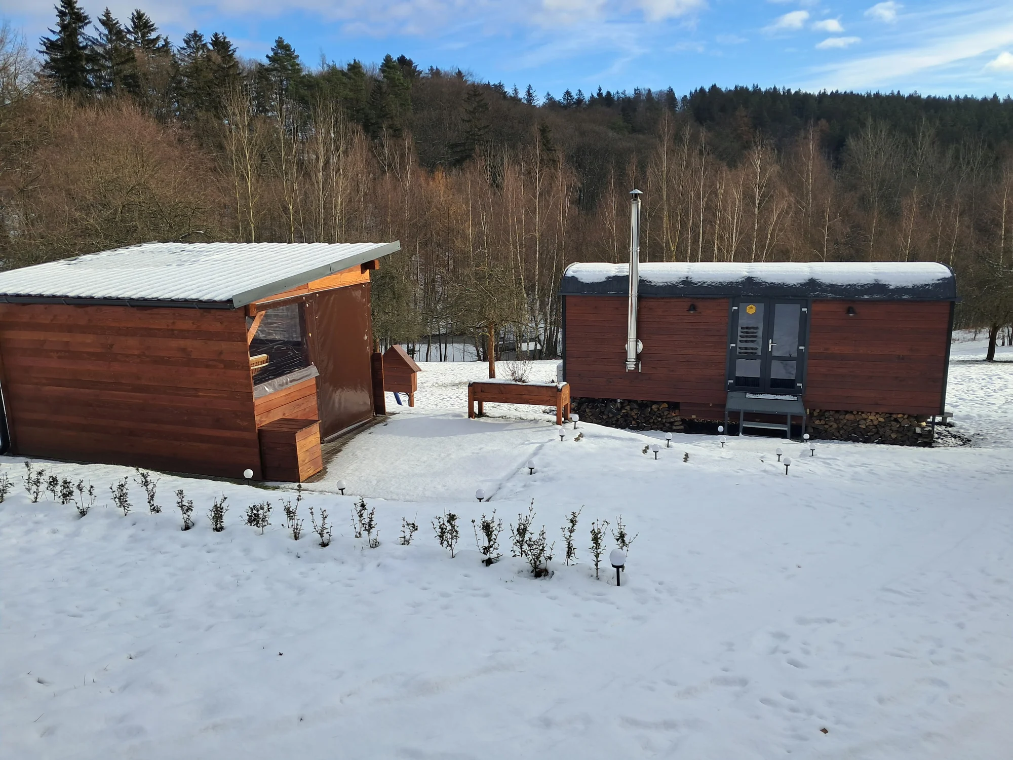Netradiční ubytování v luxusně vybaveném včelíně s apiterapií jako bonus: finská sauna, možnost rybolovu, minibar