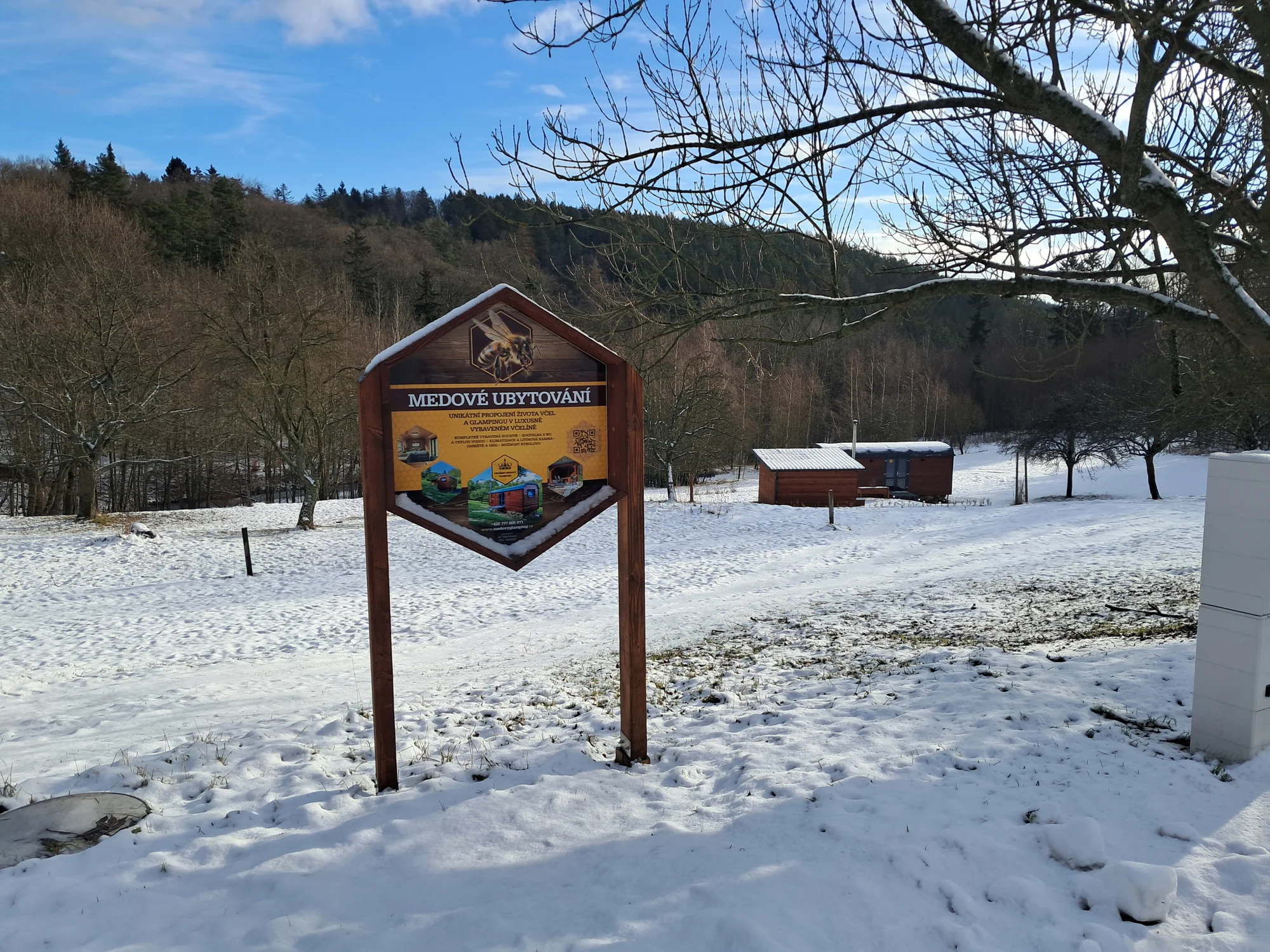 Netradiční ubytování v luxusně vybaveném včelíně s apiterapií jako bonus: finská sauna, možnost rybolovu, minibar