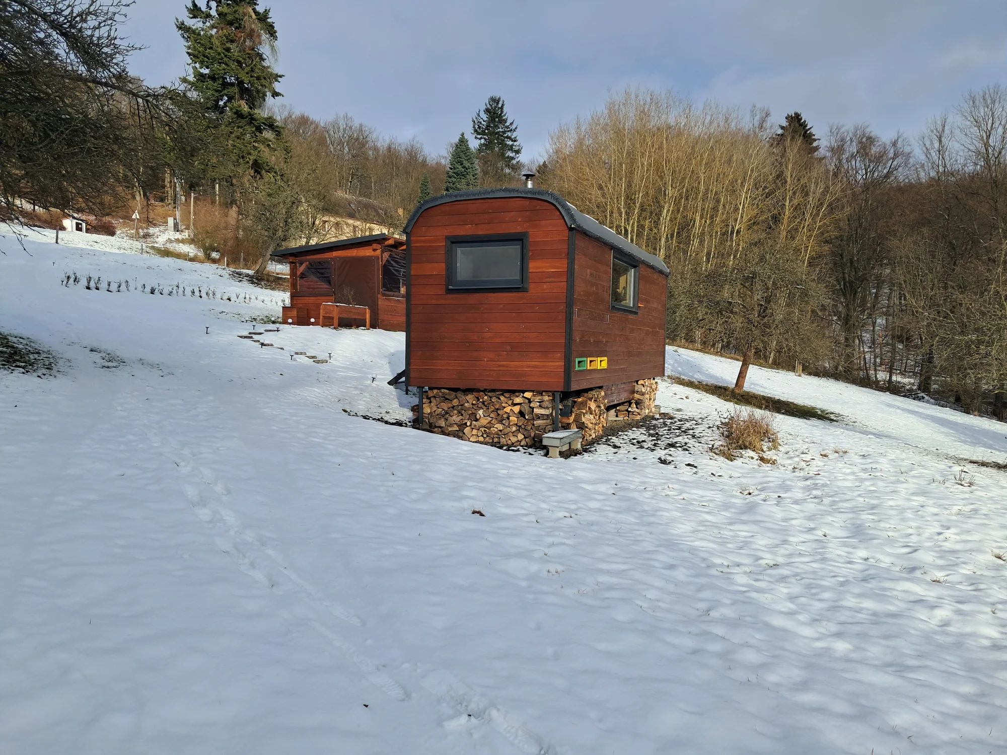 Netradiční ubytování v luxusně vybaveném včelíně s apiterapií jako bonus: finská sauna, možnost rybolovu, minibar