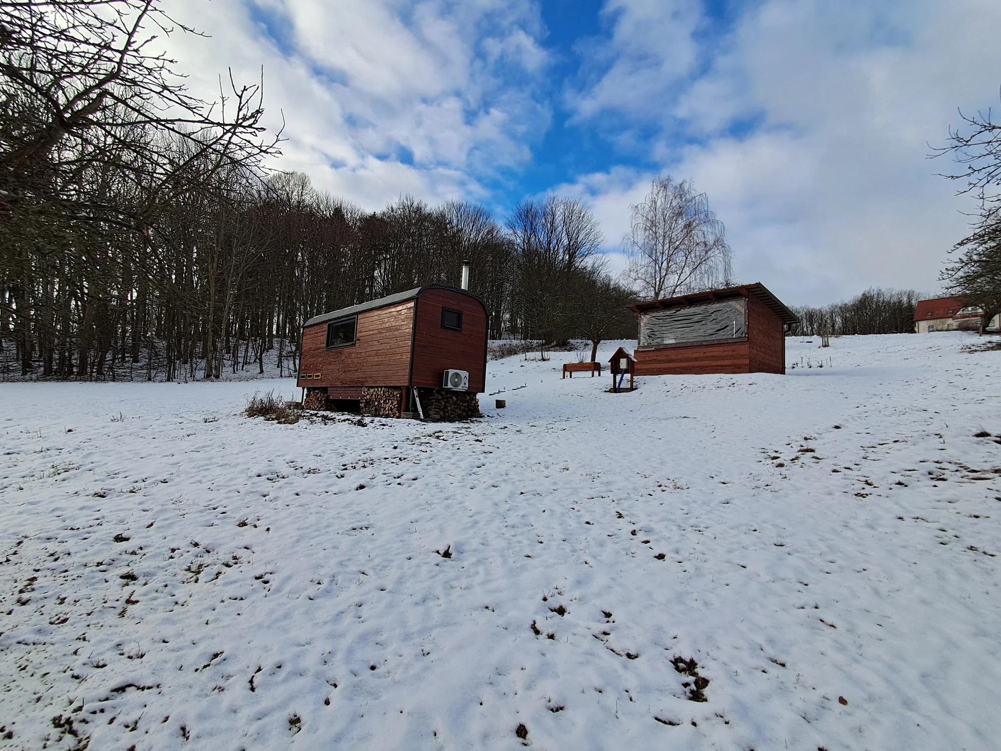 Netradiční ubytování v luxusně vybaveném včelíně s apiterapií jako bonus: finská sauna, možnost rybolovu, minibar