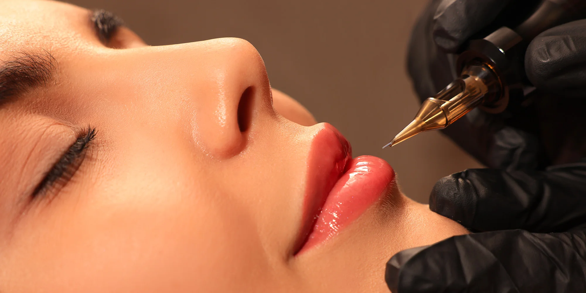 Permanentní make-up očních linek, rtů technikou akvarel či pudrového obočí