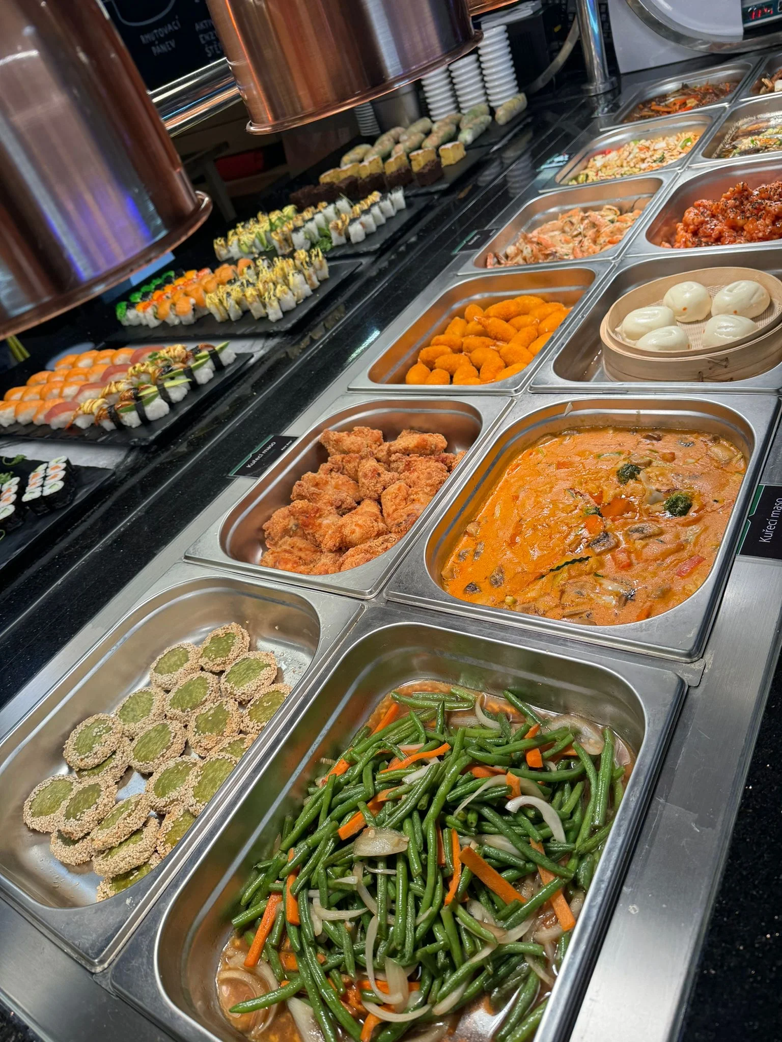 All you can eat v karlínském Bali Bali: studený a teplý wok a sushi bufet s asijskými specialitami