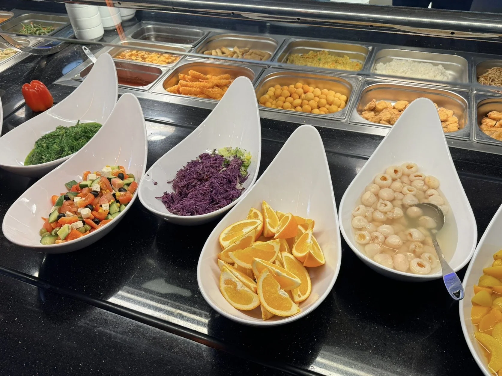 All you can eat v karlínském Bali Bali: studený a teplý wok a sushi bufet s asijskými specialitami