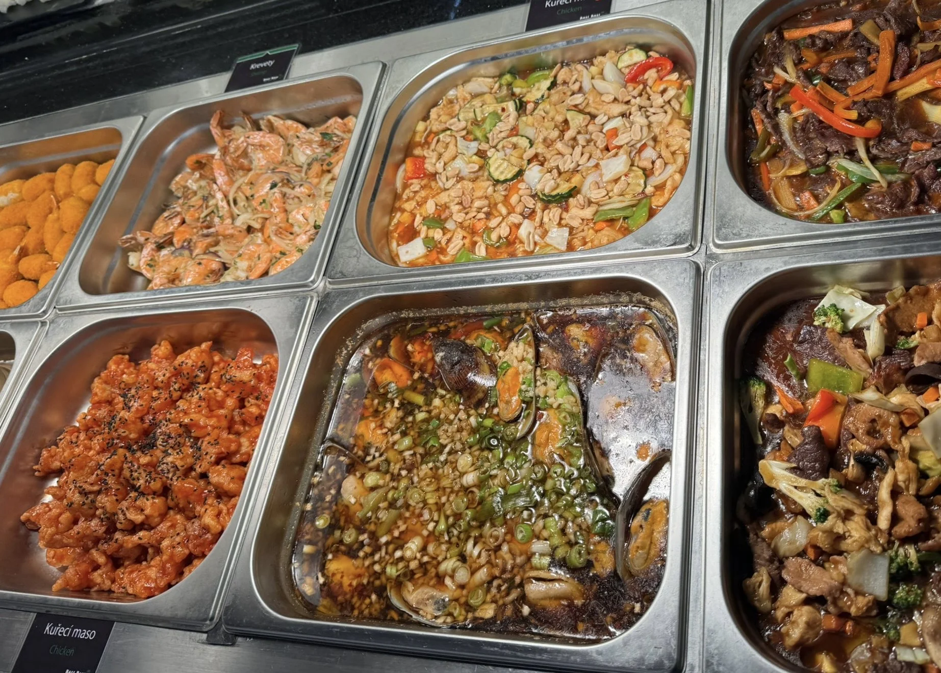 All you can eat v karlínském Bali Bali: studený a teplý wok a sushi bufet s asijskými specialitami
