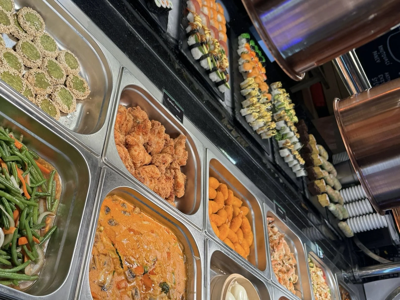All you can eat v karlínském Bali Bali: studený a teplý wok a sushi bufet s asijskými specialitami