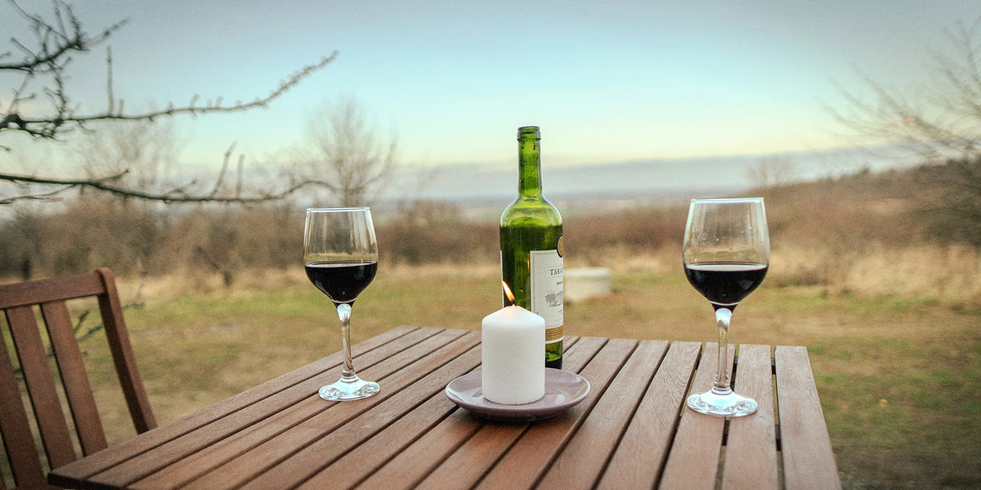 Útulná a vybavená maringotka ve višňovém sadu v Kutné Hoře