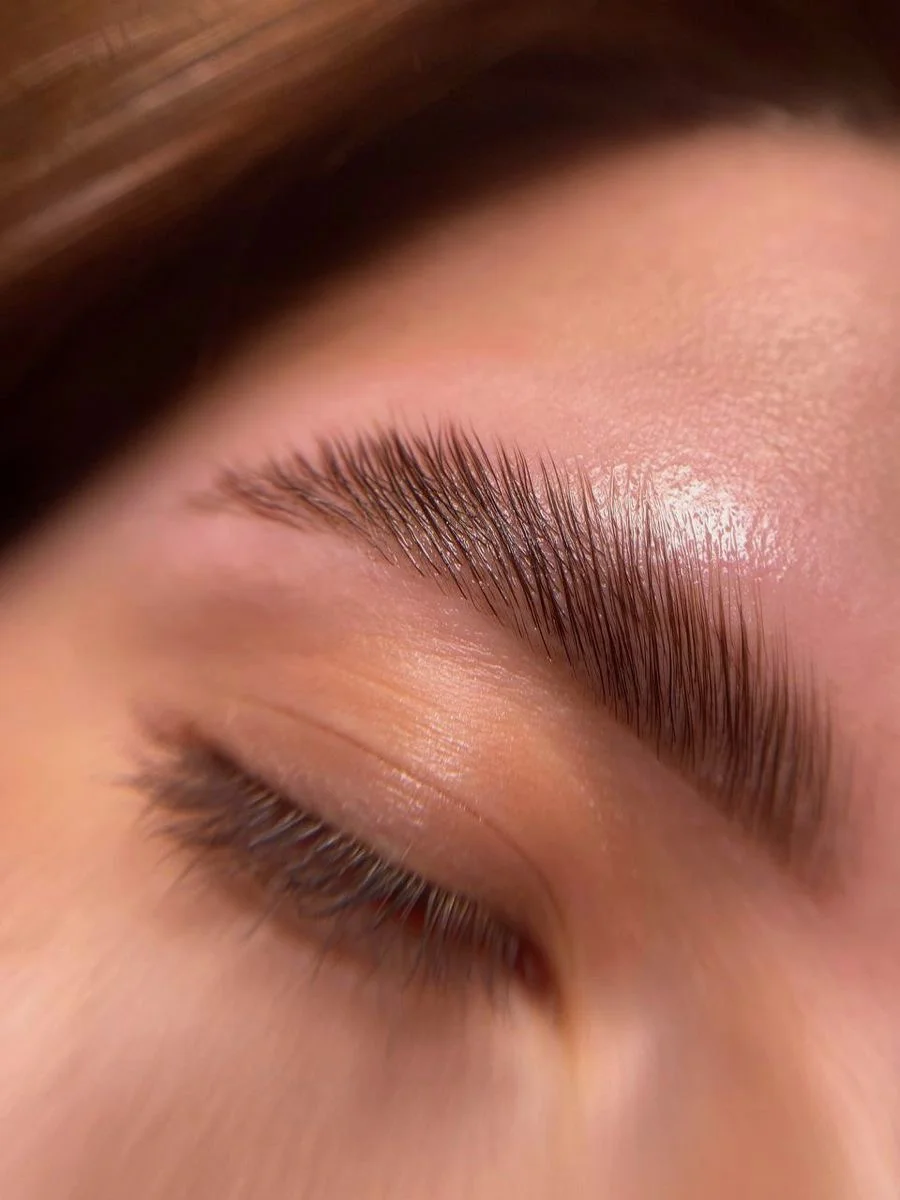 Smyslné řasy a obočí: lash lifting či laminace obočí i včetně barvení