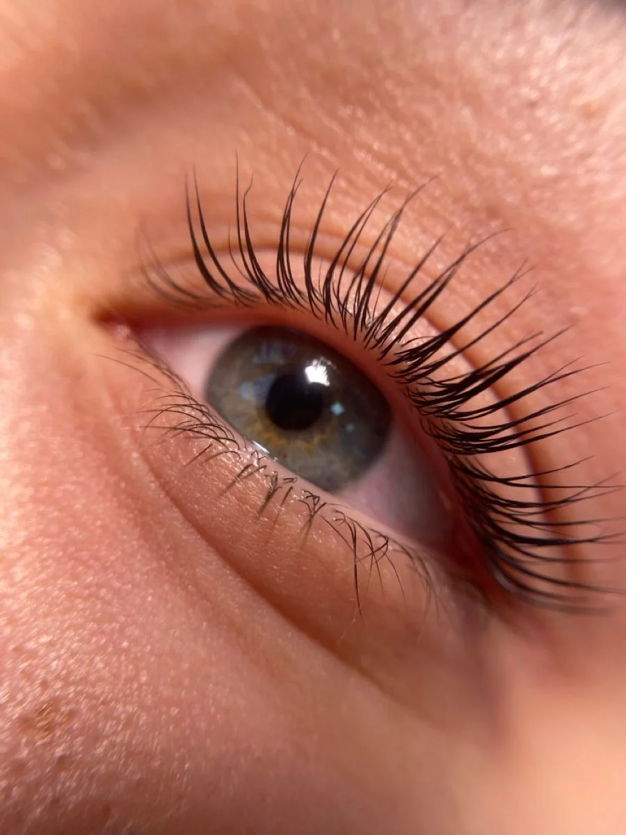 Smyslné řasy a obočí: lash lifting či laminace obočí i včetně barvení