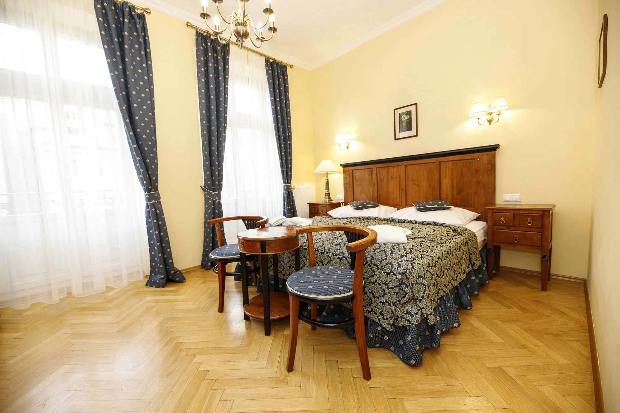 Pobyt v centru Karlových Varů s výhledem na kolonádu: historický hotel s wellness i masáží