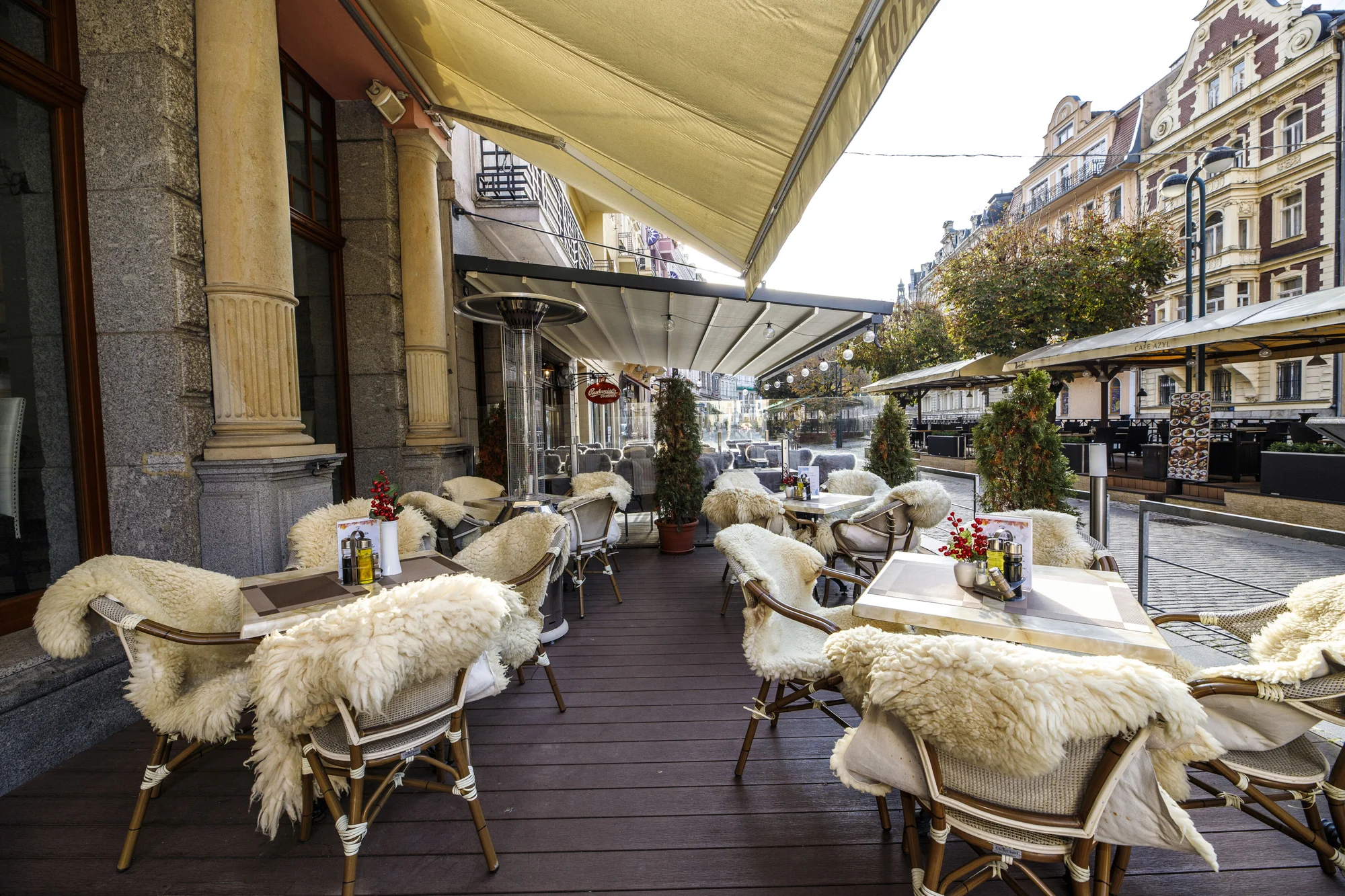 Pobyt v centru Karlových Varů s výhledem na kolonádu: historický hotel se snídaní a wellness