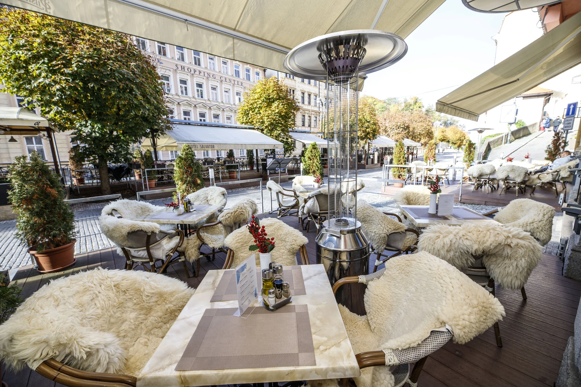 Pobyt v centru Karlových Varů s výhledem na kolonádu: historický hotel se snídaní a wellness