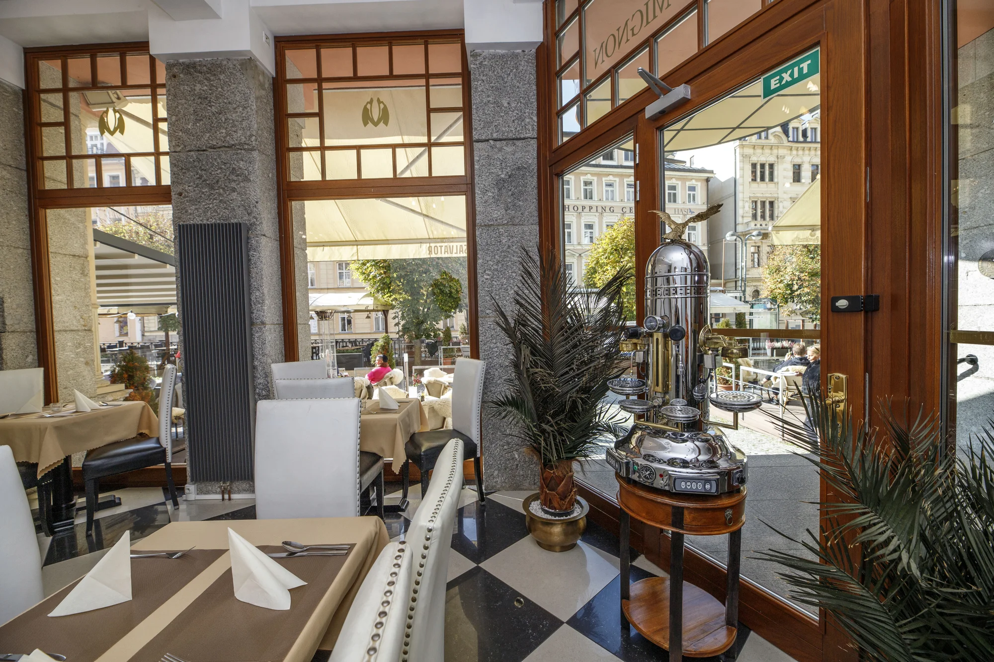 Pobyt v centru Karlových Varů s výhledem na kolonádu: historický hotel se snídaní a wellness