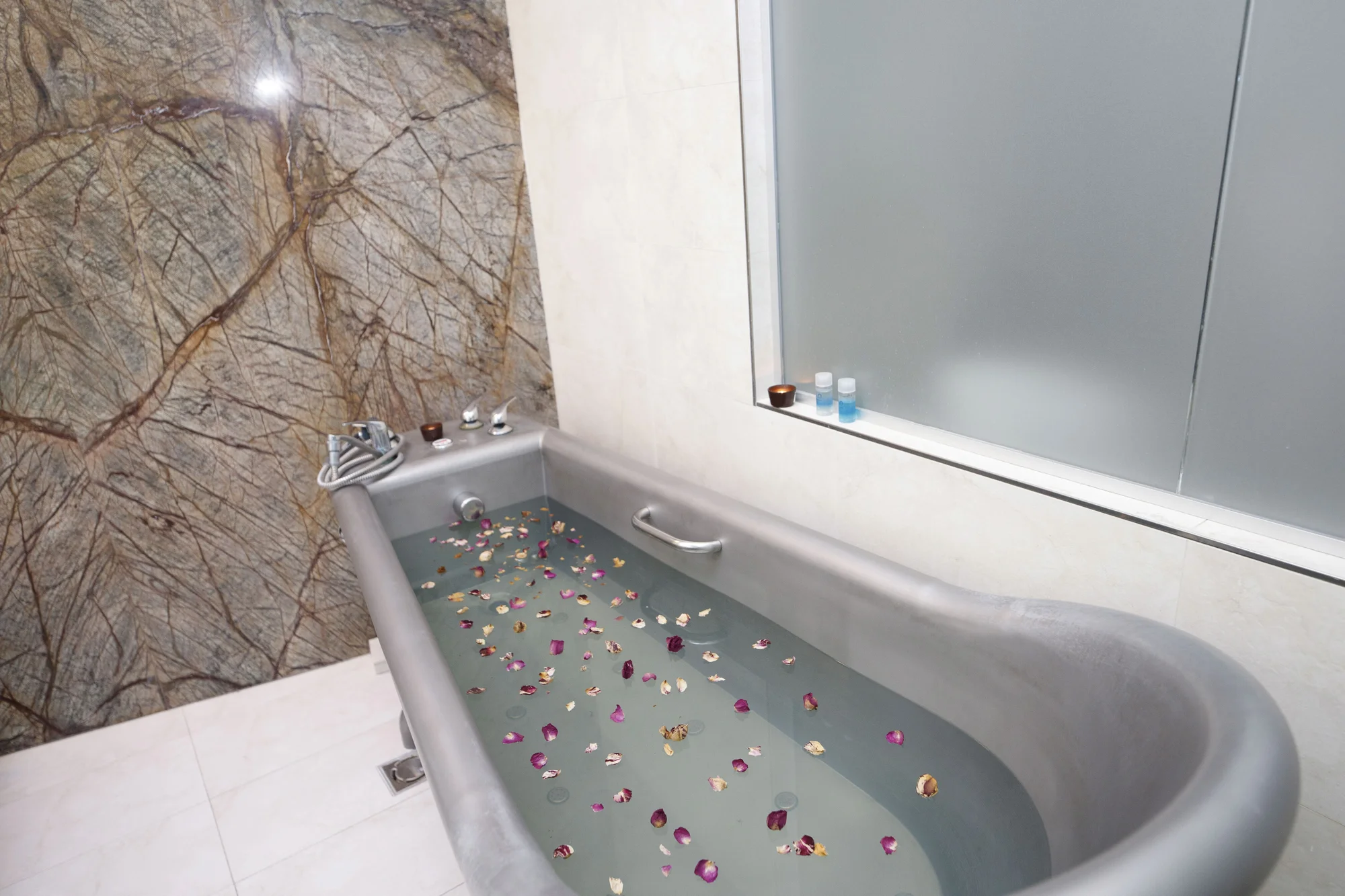 Pobyt v centru Karlových Varů s výhledem na kolonádu: historický hotel s wellness i masáží