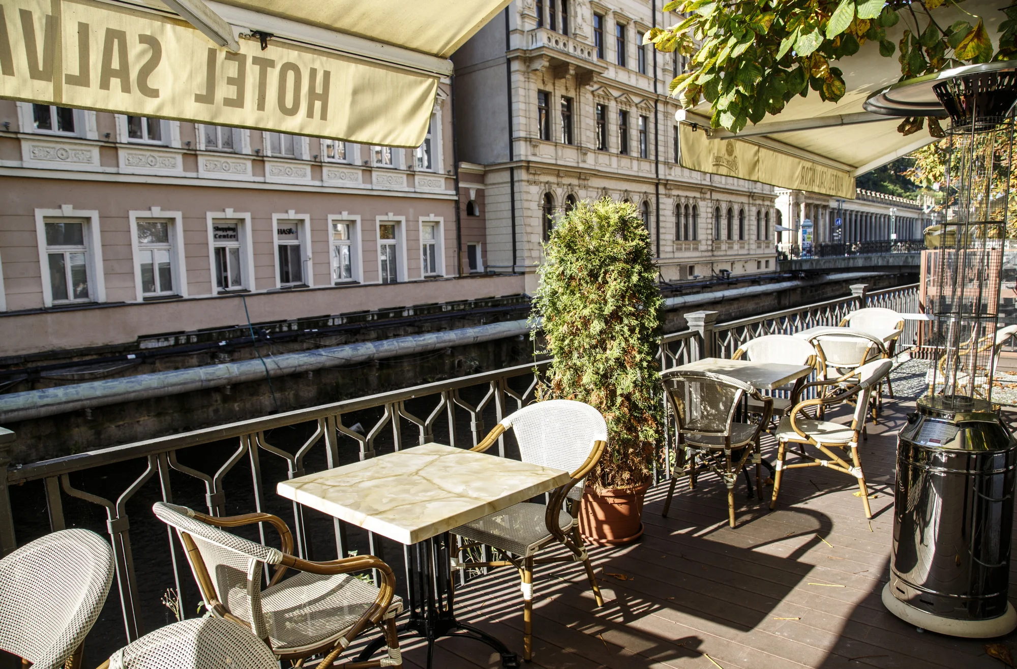 Pobyt v centru Karlových Varů s výhledem na kolonádu: historický hotel se snídaní a wellness