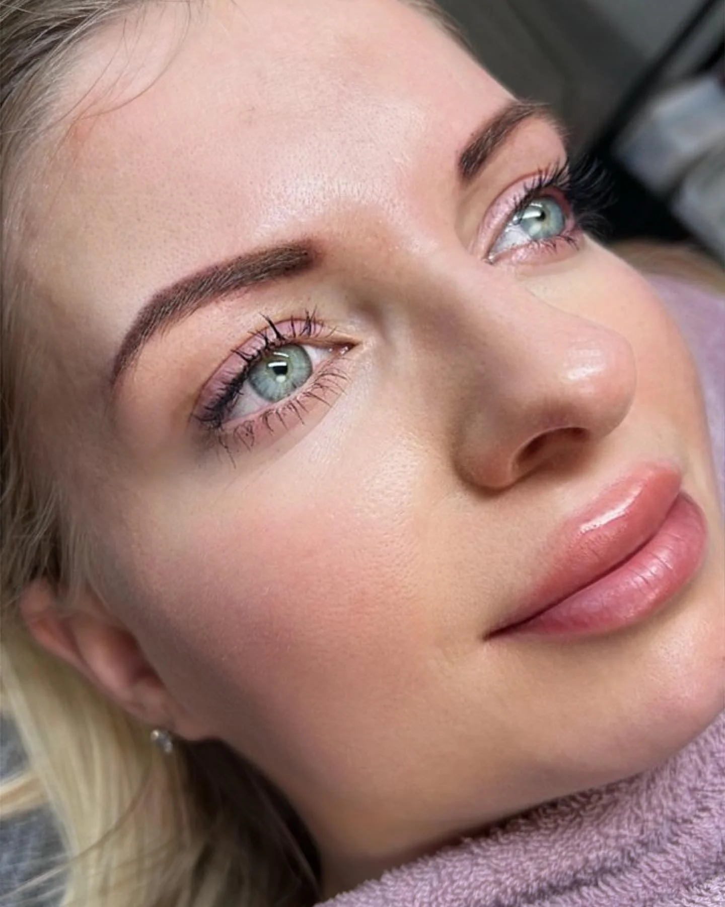 Permanentní make-up obočí metodou stínování pro přirozený efekt