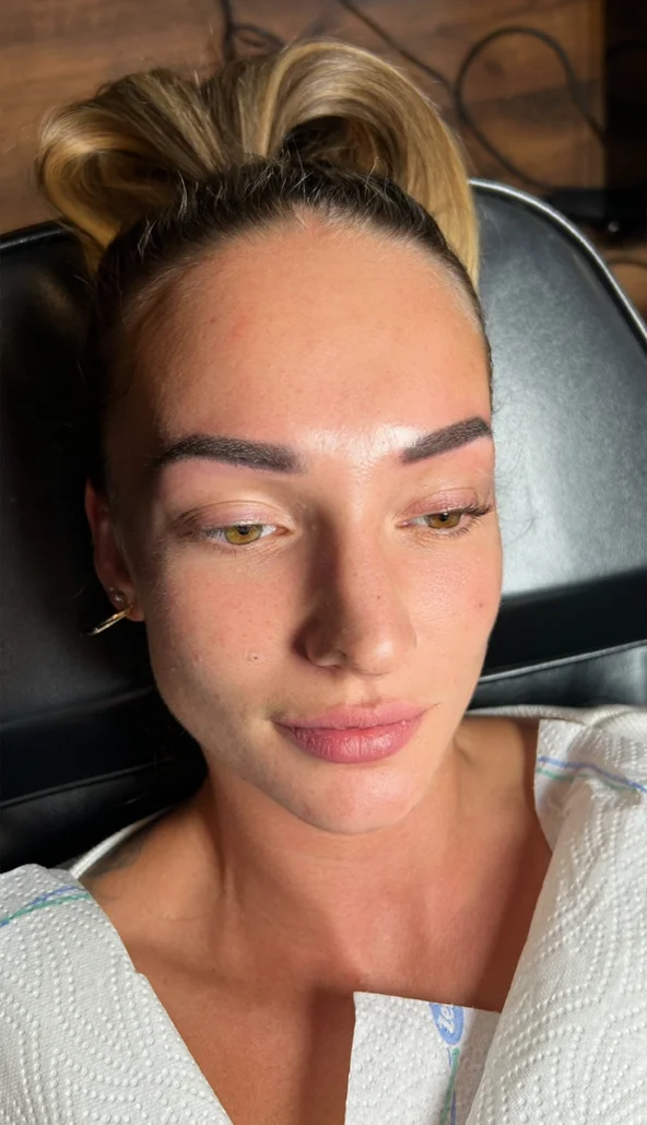 Permanentní make-up obočí metodou stínování pro přirozený efekt