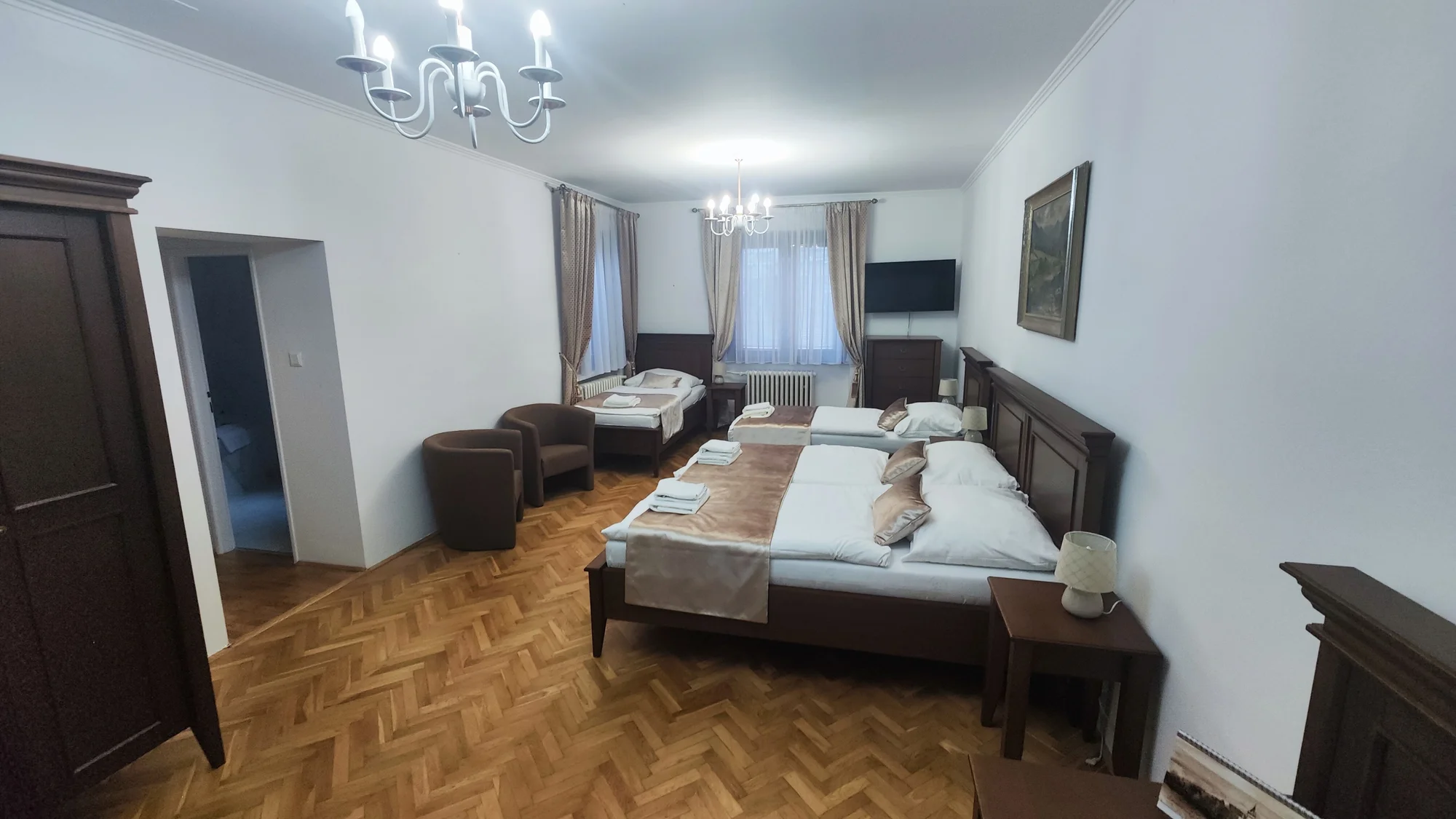 Romantický pobyt na Smolenickém zámku: snídaně či polopenze i prohlídka zámku, masáže