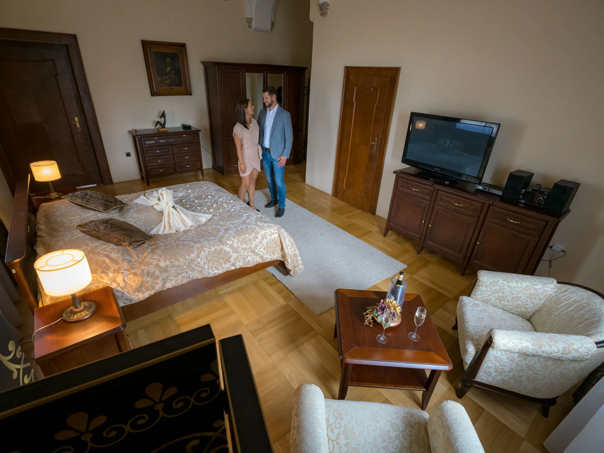 Romantický pobyt na Smolenickém zámku: snídaně či polopenze i prohlídka zámku, masáže