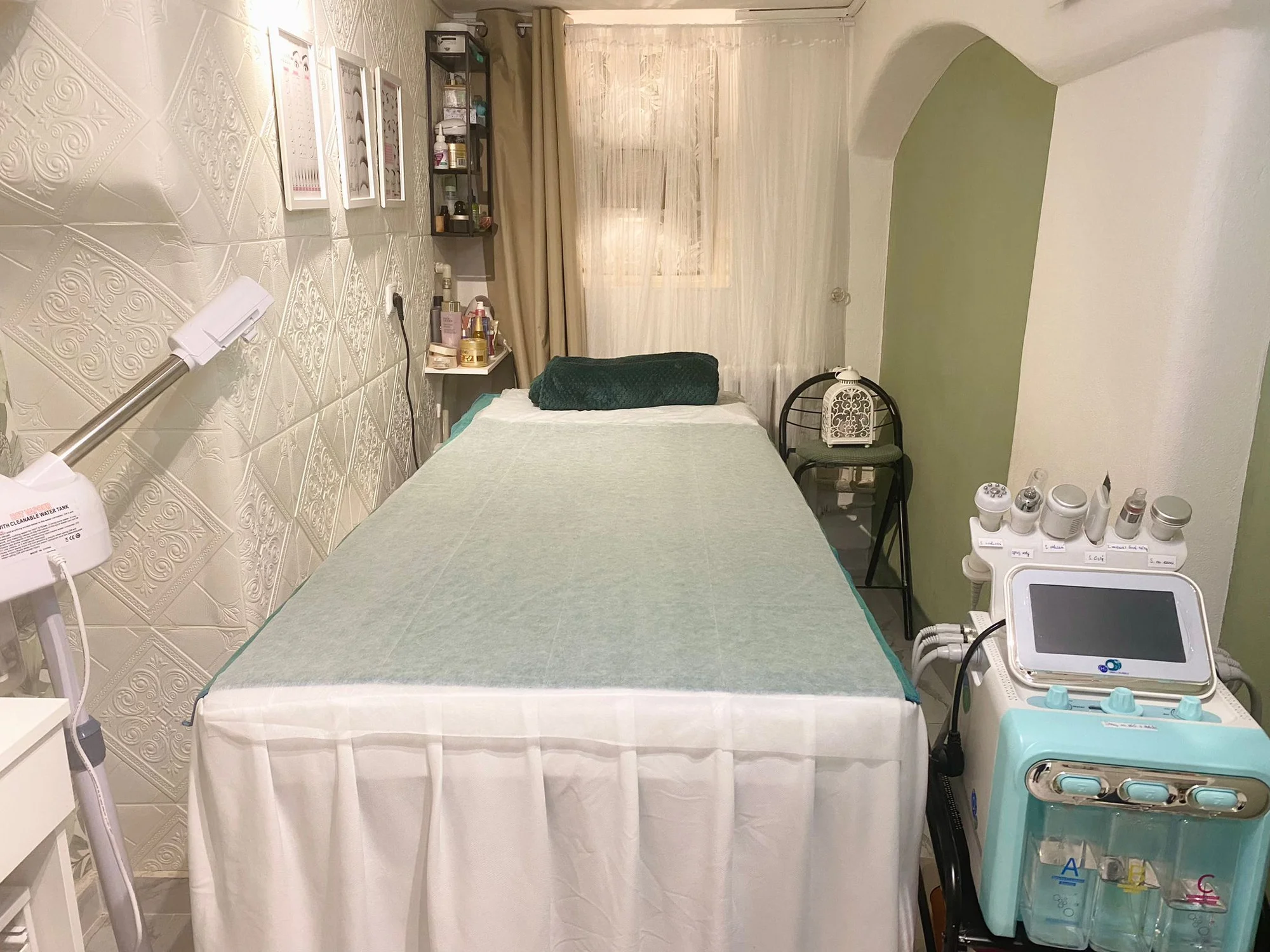 Head Spa: relaxační bylinná procedura s masáží obličeje, šíje a ramen na 30-60 min.