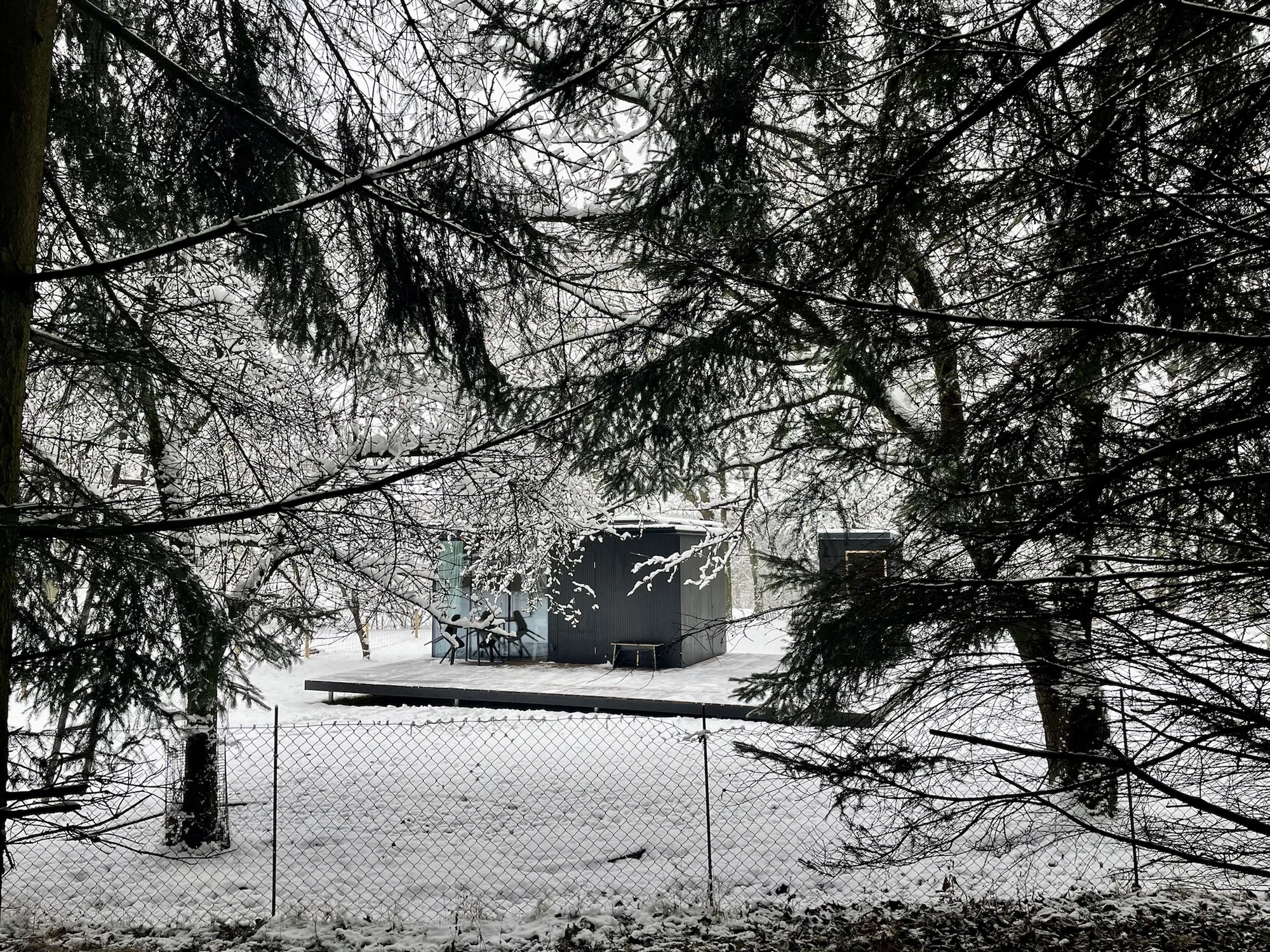 Minimalistický tiny house uprostřed přírody: soukromá sauna i grilovací stůl