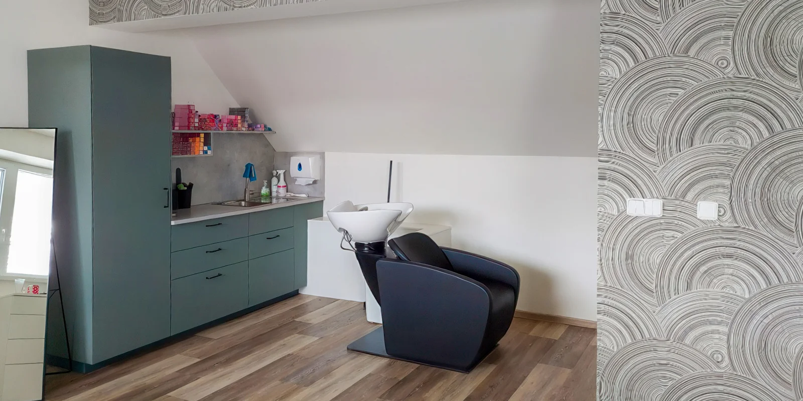 Hloubková péče o vlasy: rekonstrukce, čištění nebo brazilský keratin