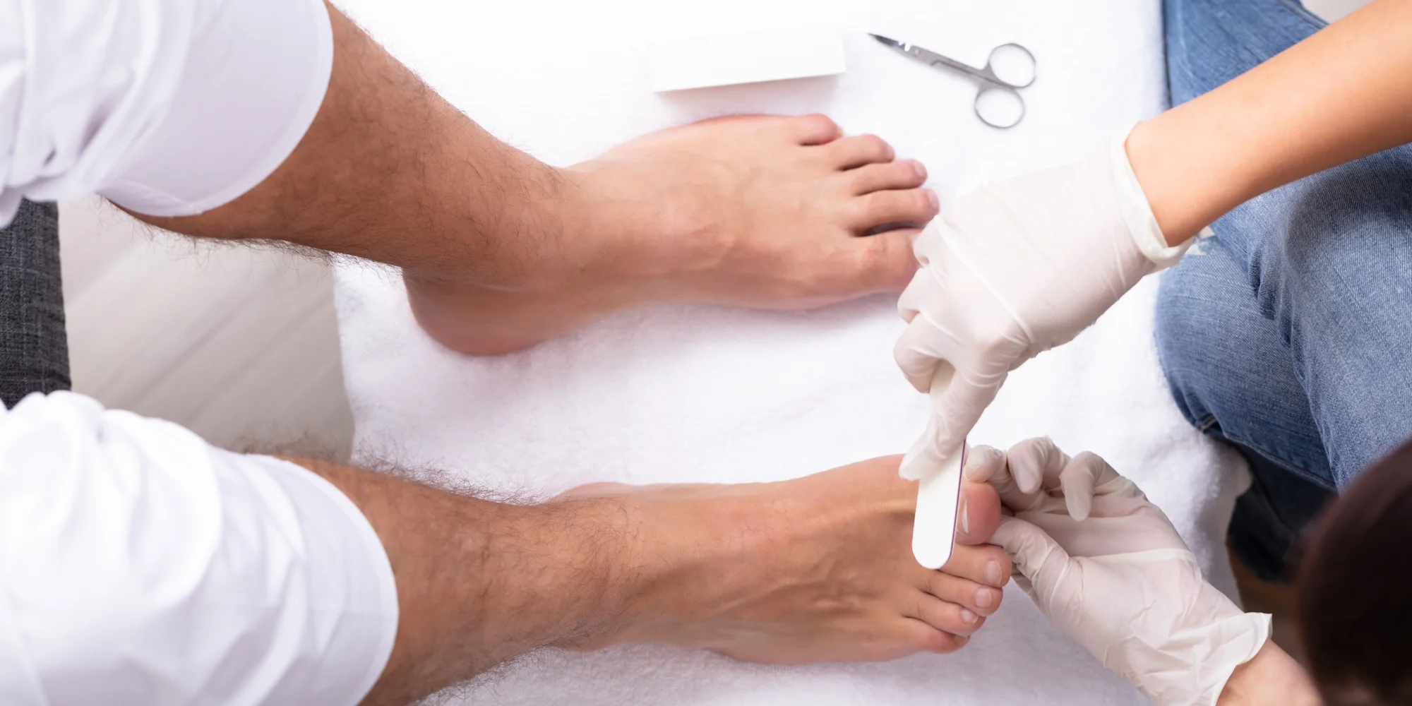 Manikúra nebo pedikúra, vč. Shellacu či gel laku i péče Footlogix
