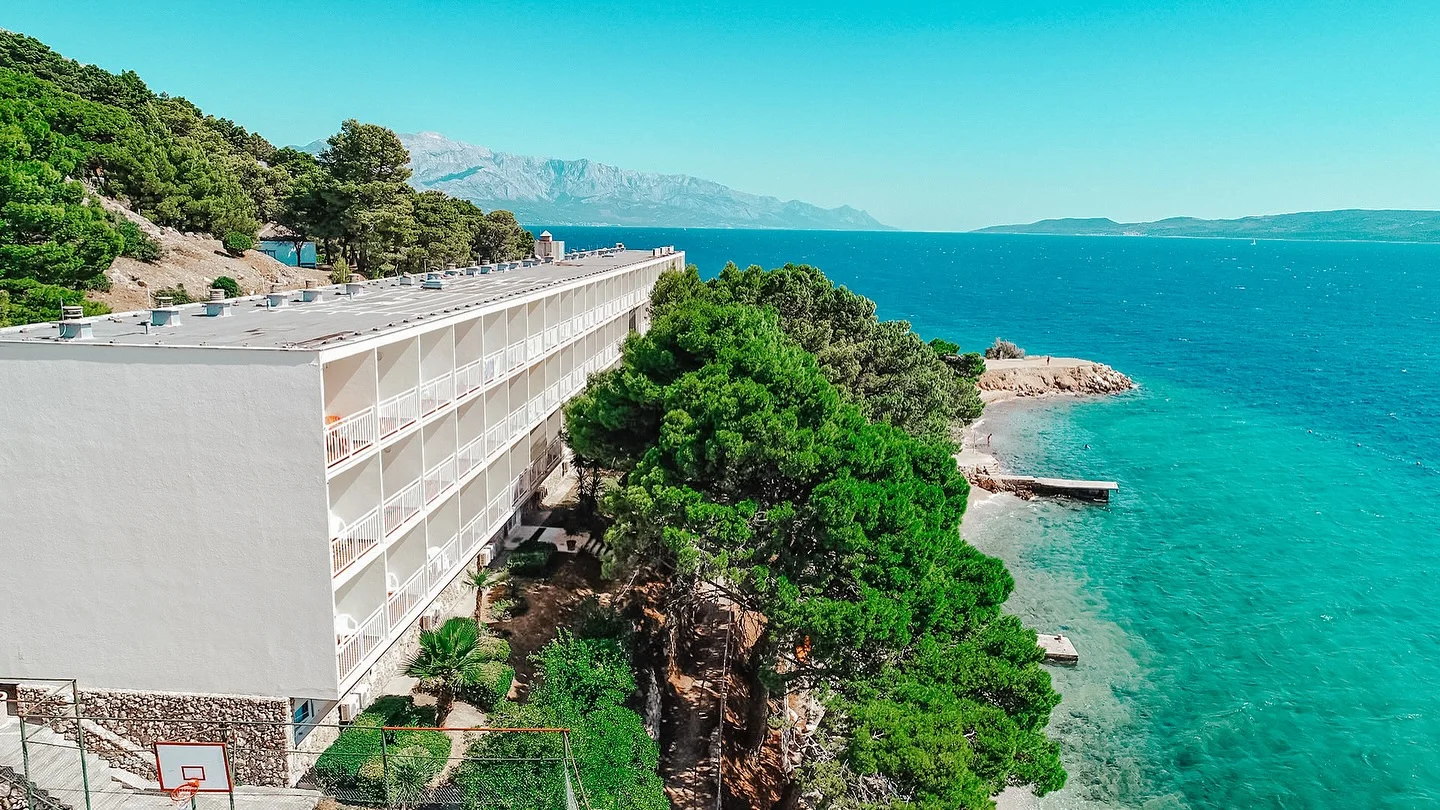 Plážový resort u Omiše: pobyt v hotelu s all inclusive light, v létě animace, first minute sleva