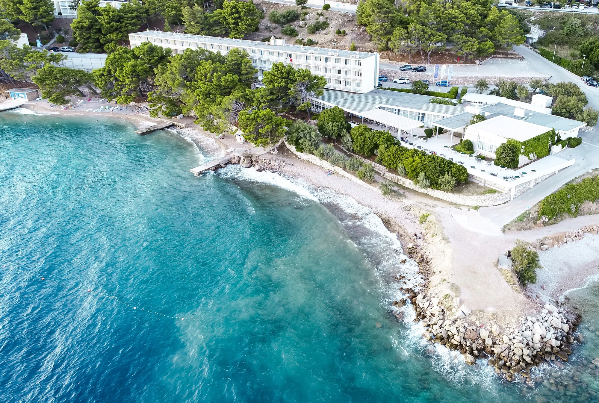Plážový resort u Omiše: pobyt v hotelu s all inclusive light, v létě animace, first minute sleva