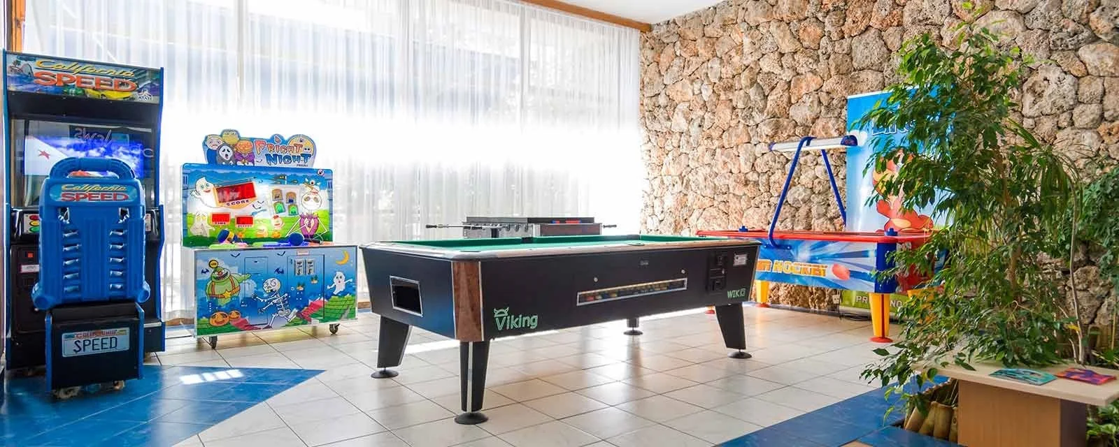 Plážový resort u Omiše: pobyt v hotelu s all inclusive light, v létě animace, first minute sleva