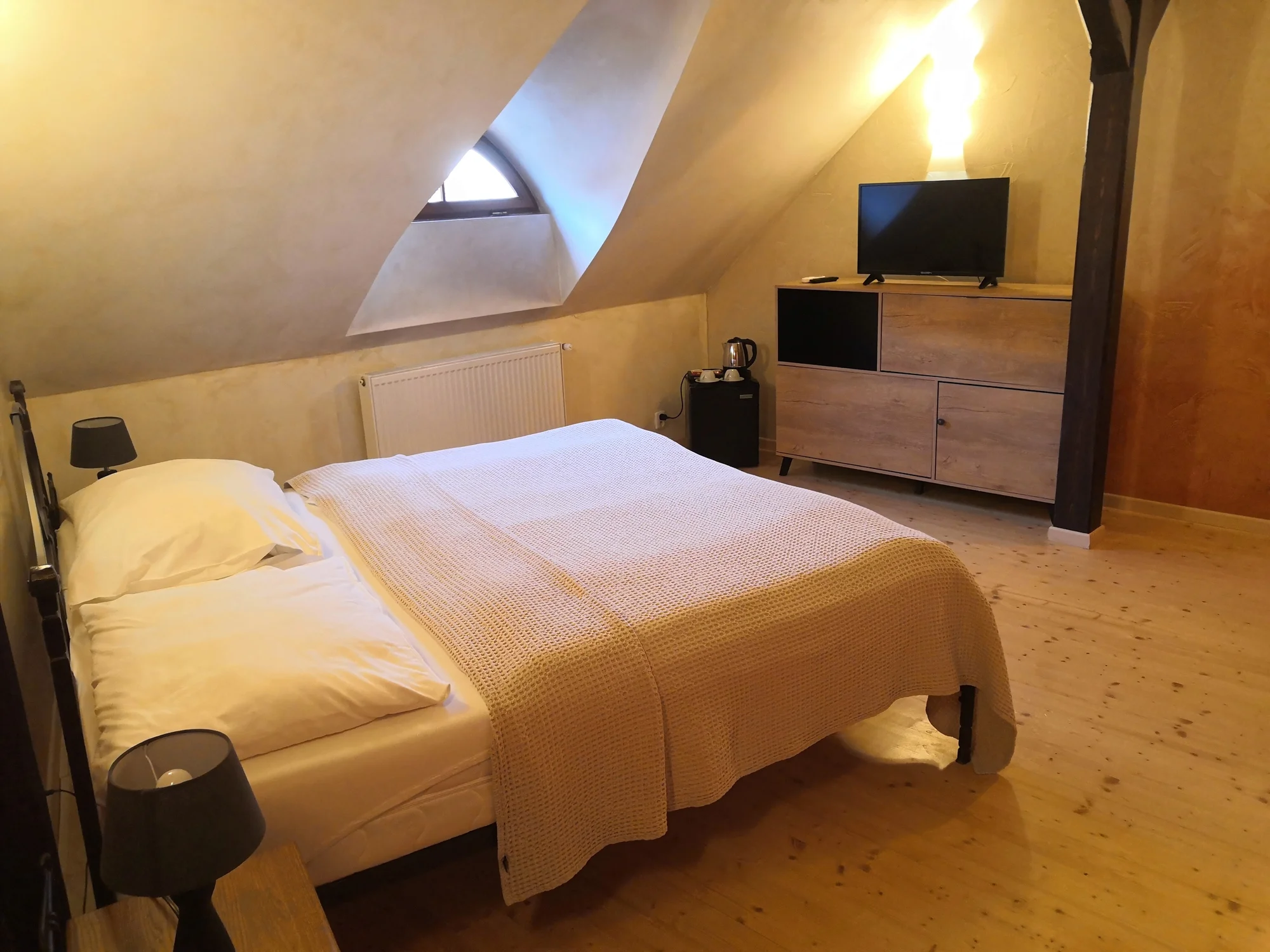 Pobyt v srdci Mikulova v Boutique hotelu Templ: snídaně, degustační menu s vinným párováním i noc zdarma