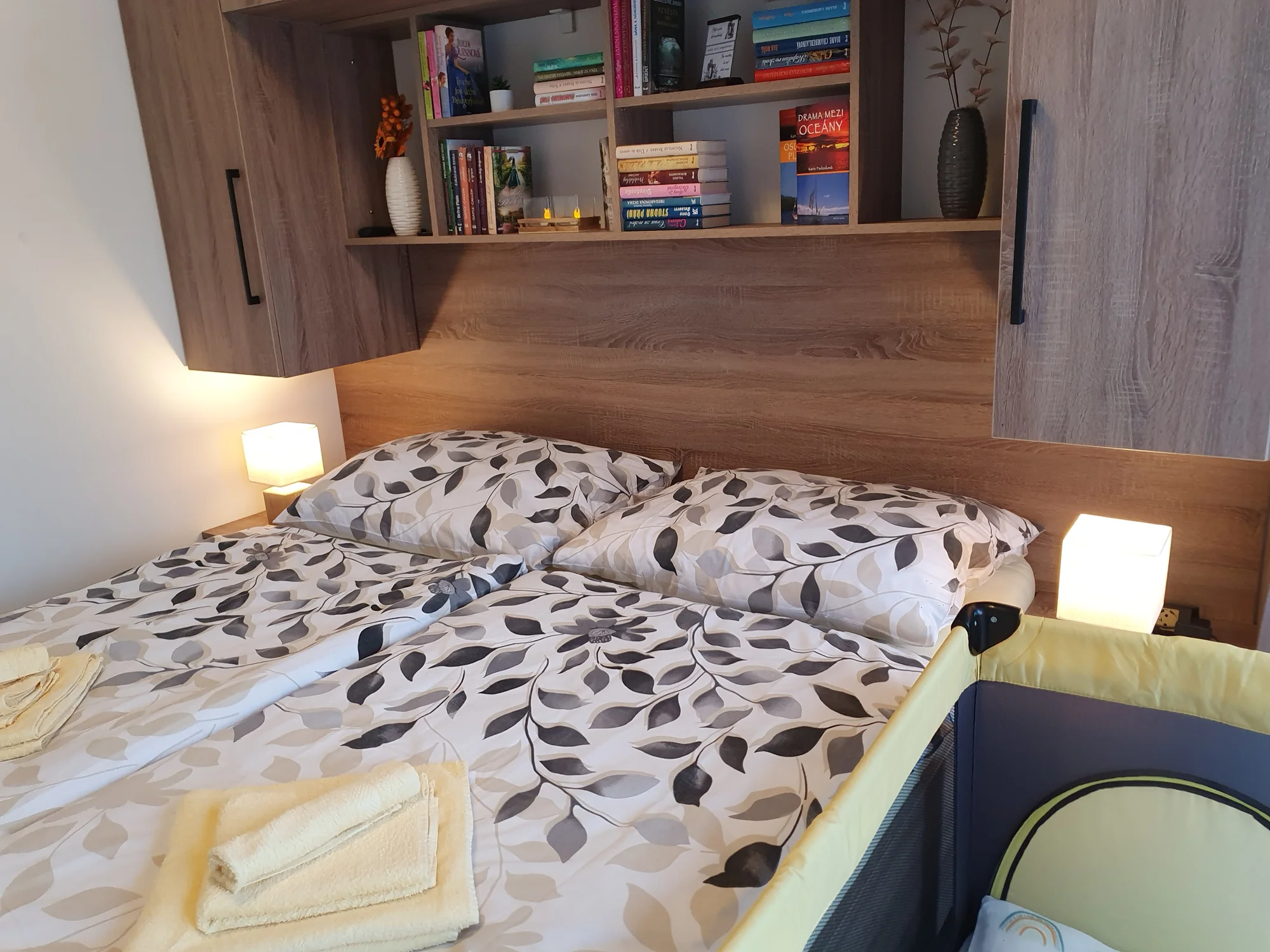 Pohodová dovolená: zcela nový apartmán na břehu Malého Lipna, předzahrádka
