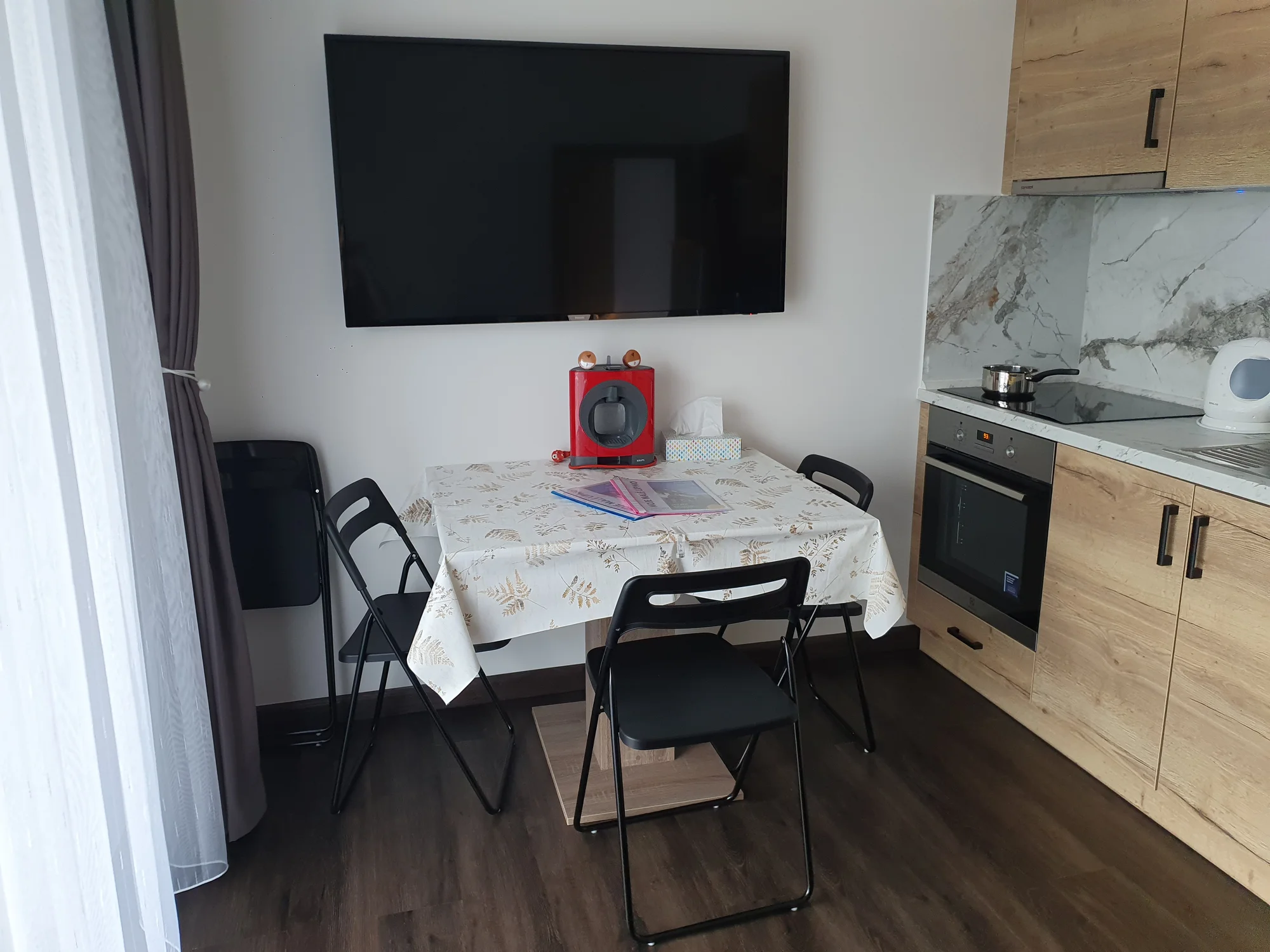 Pohodová dovolená: zcela nový apartmán na břehu Malého Lipna, předzahrádka