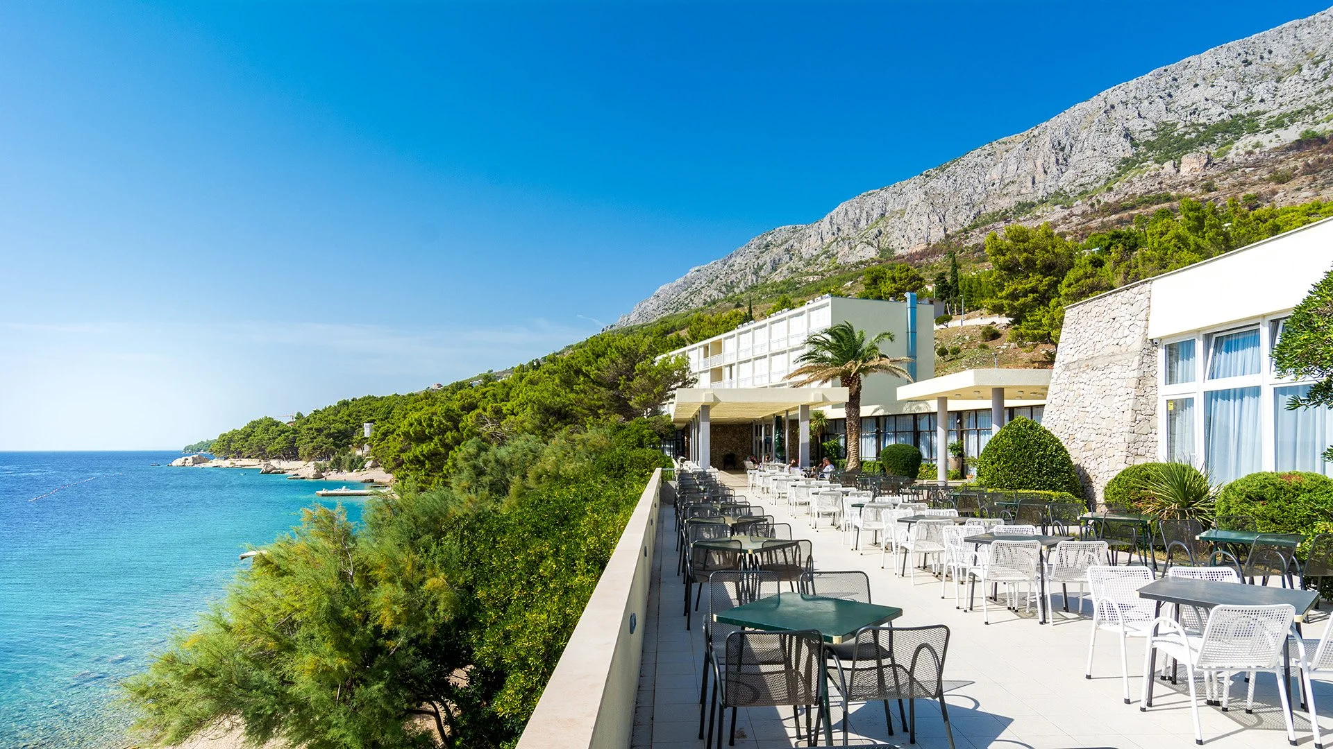 Plážový resort u Omiše: all inclusive light, bungalov až pro 4 osoby, v létě animace