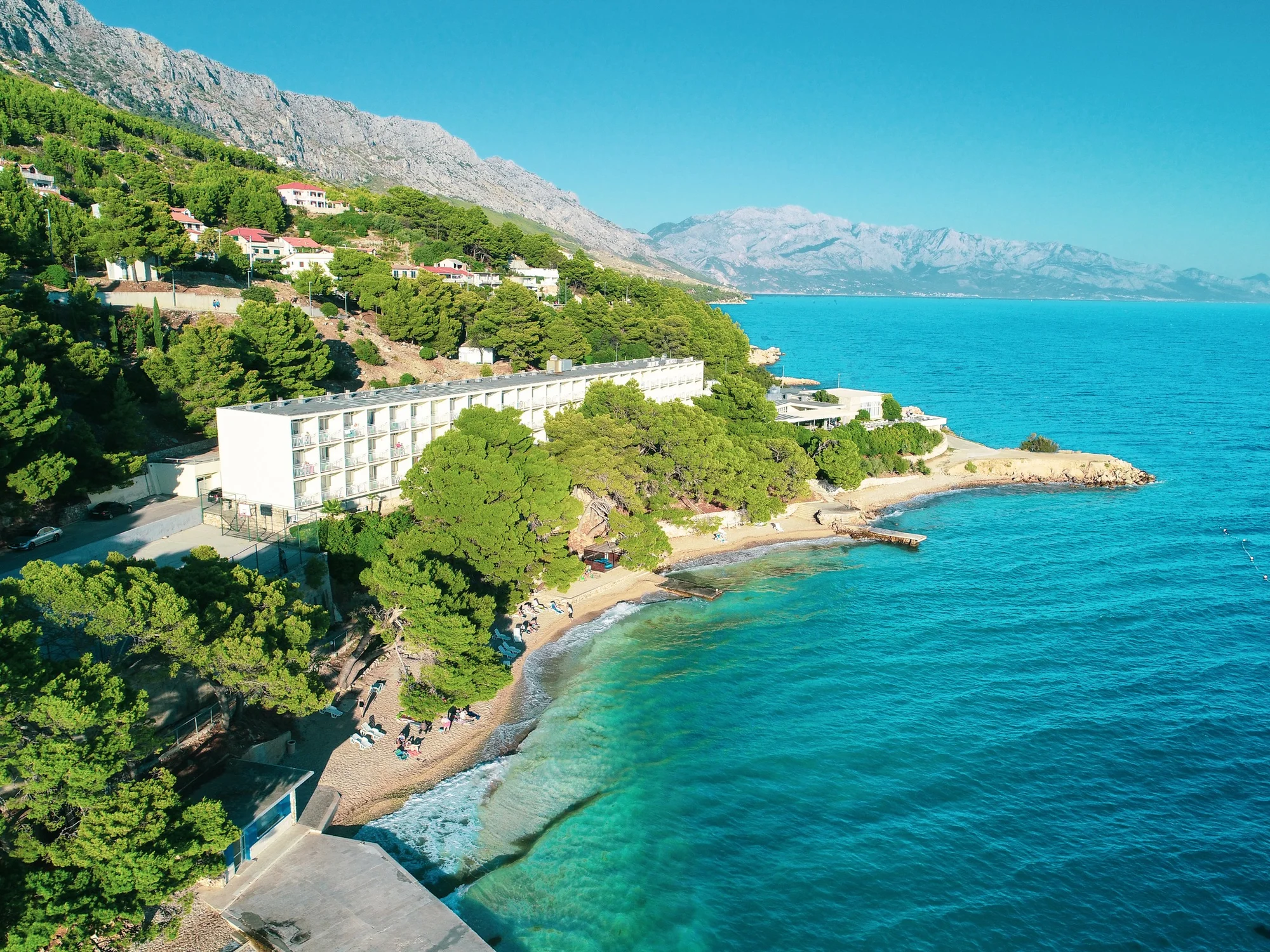 Plážový resort u Omiše: all inclusive light, bungalov až pro 4 osoby, v létě animace