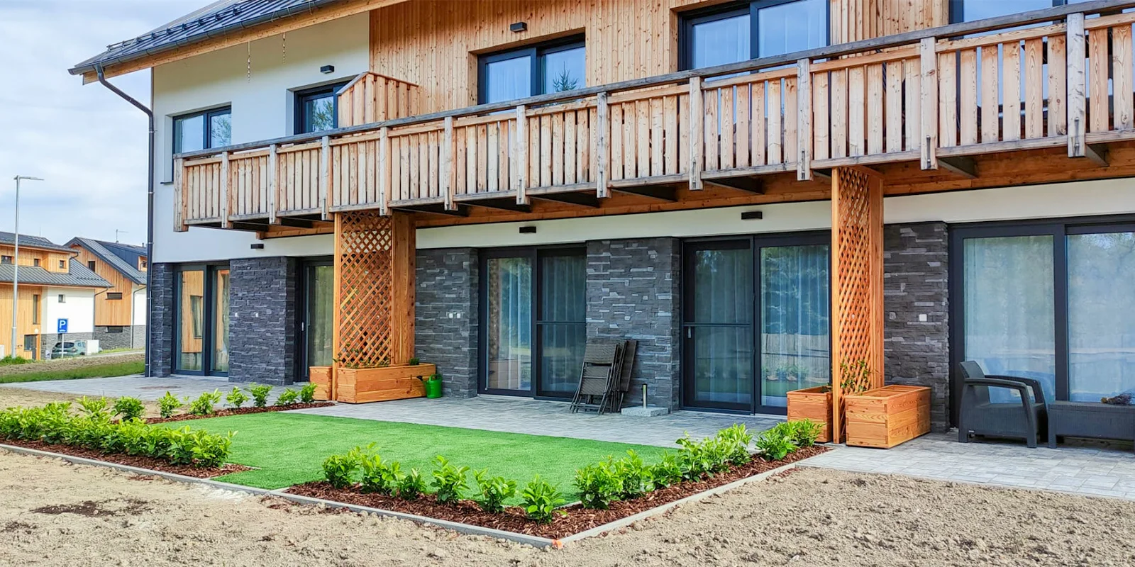 Pohodová dovolená: zcela nový apartmán na břehu Malého Lipna, předzahrádka