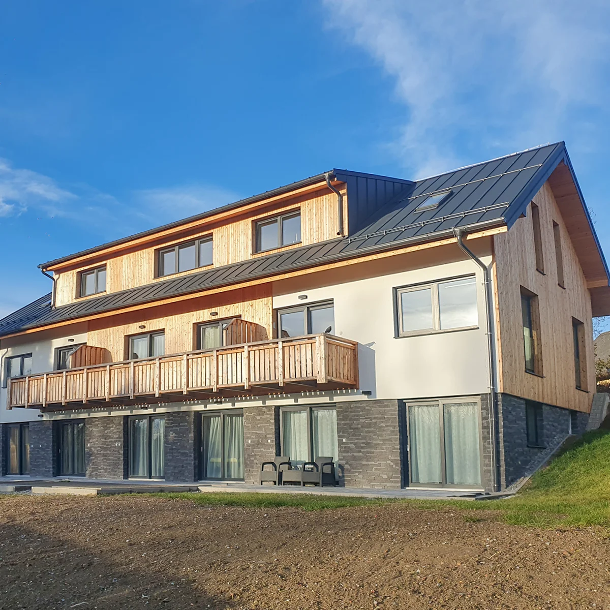 Pohodová dovolená: zcela nový apartmán na břehu Malého Lipna, předzahrádka
